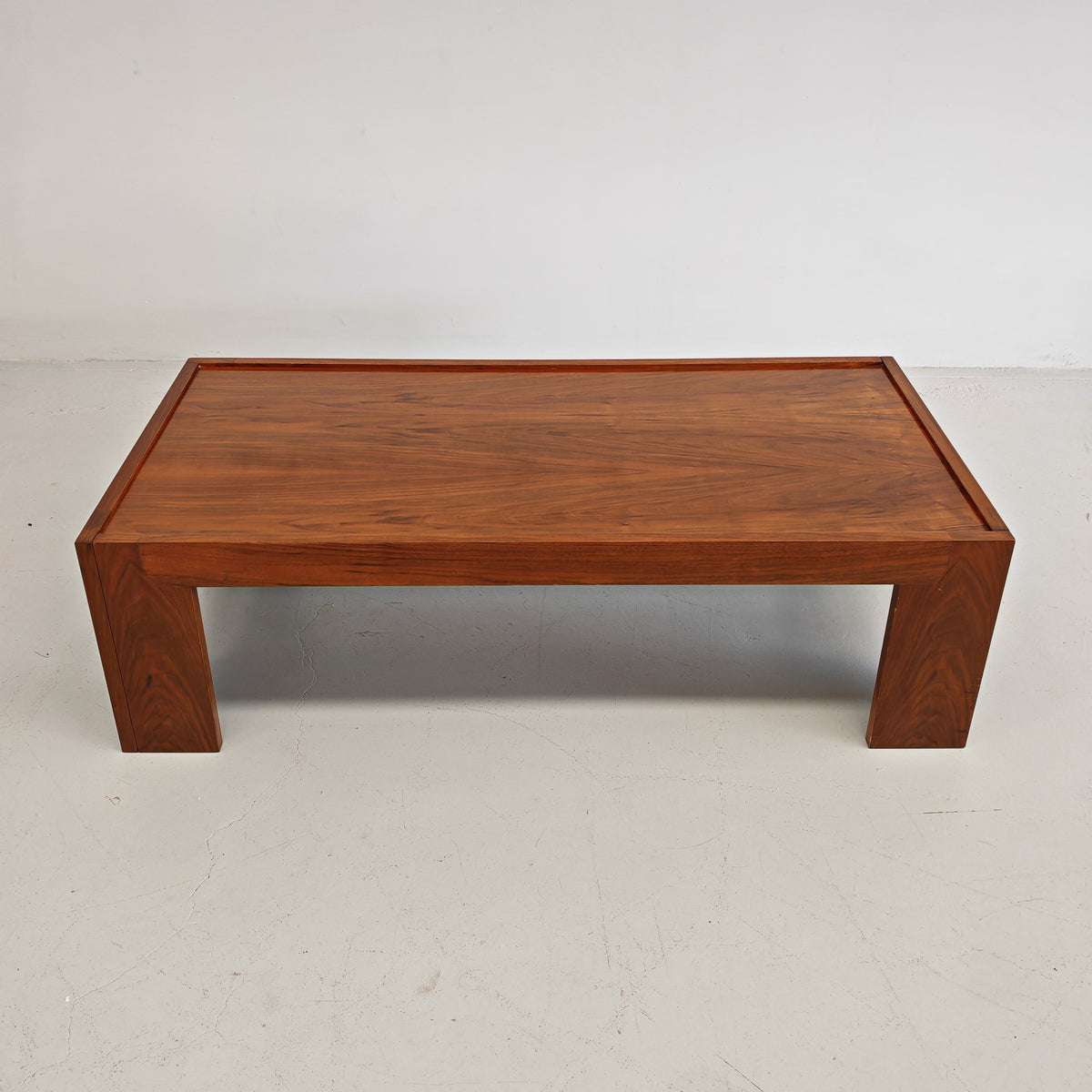 Table basse rectangulaire en noyer vintage années 70 (attribution Cassina Tobia Scarpa)