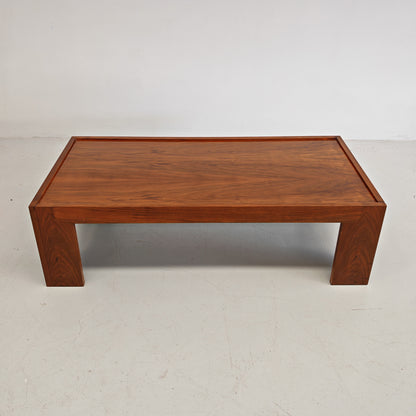 Table basse rectangulaire en noyer vintage années 70 (attribution Cassina Tobia Scarpa)