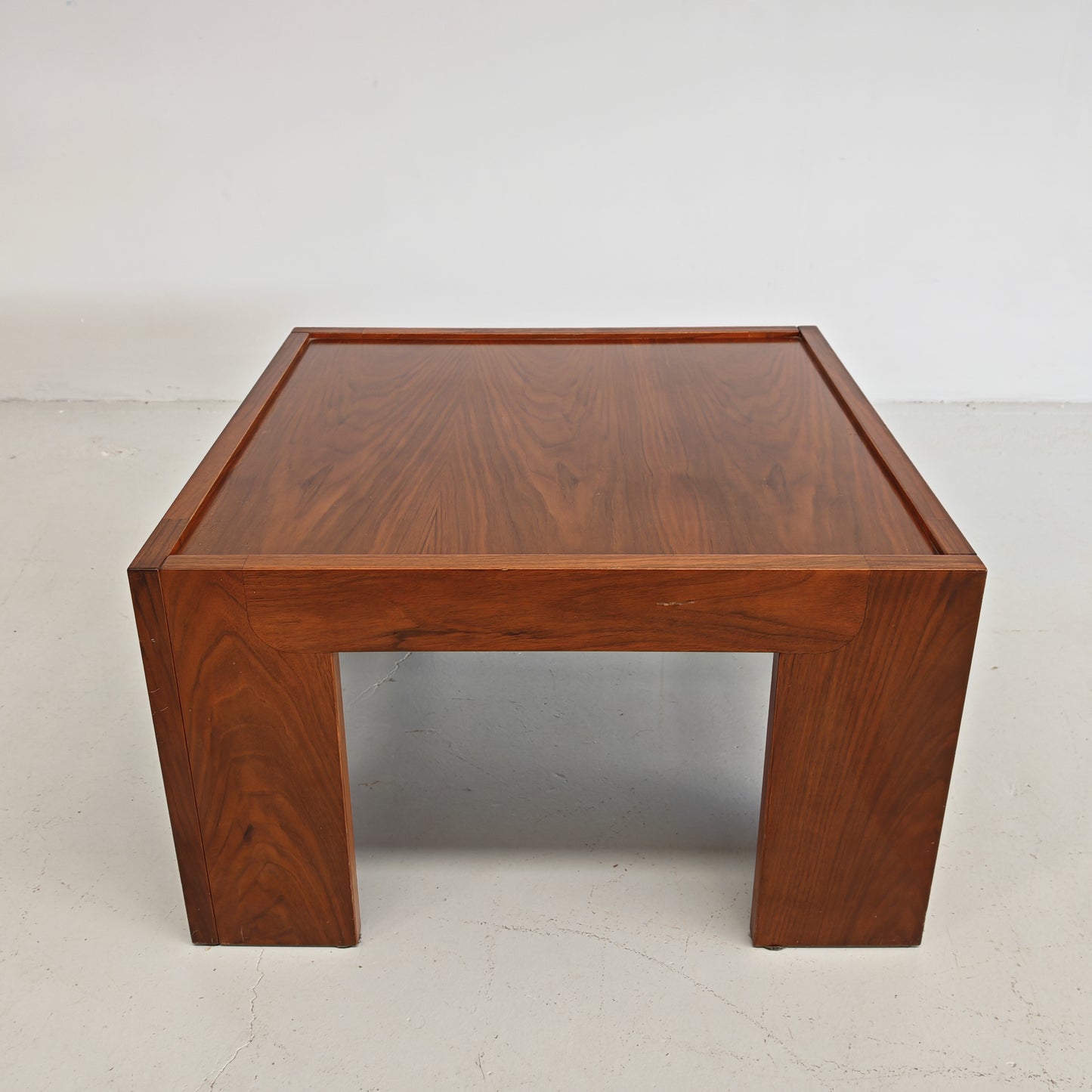 Tavolino quadrato in Legno noce vintage anni 70 (CM65X65)