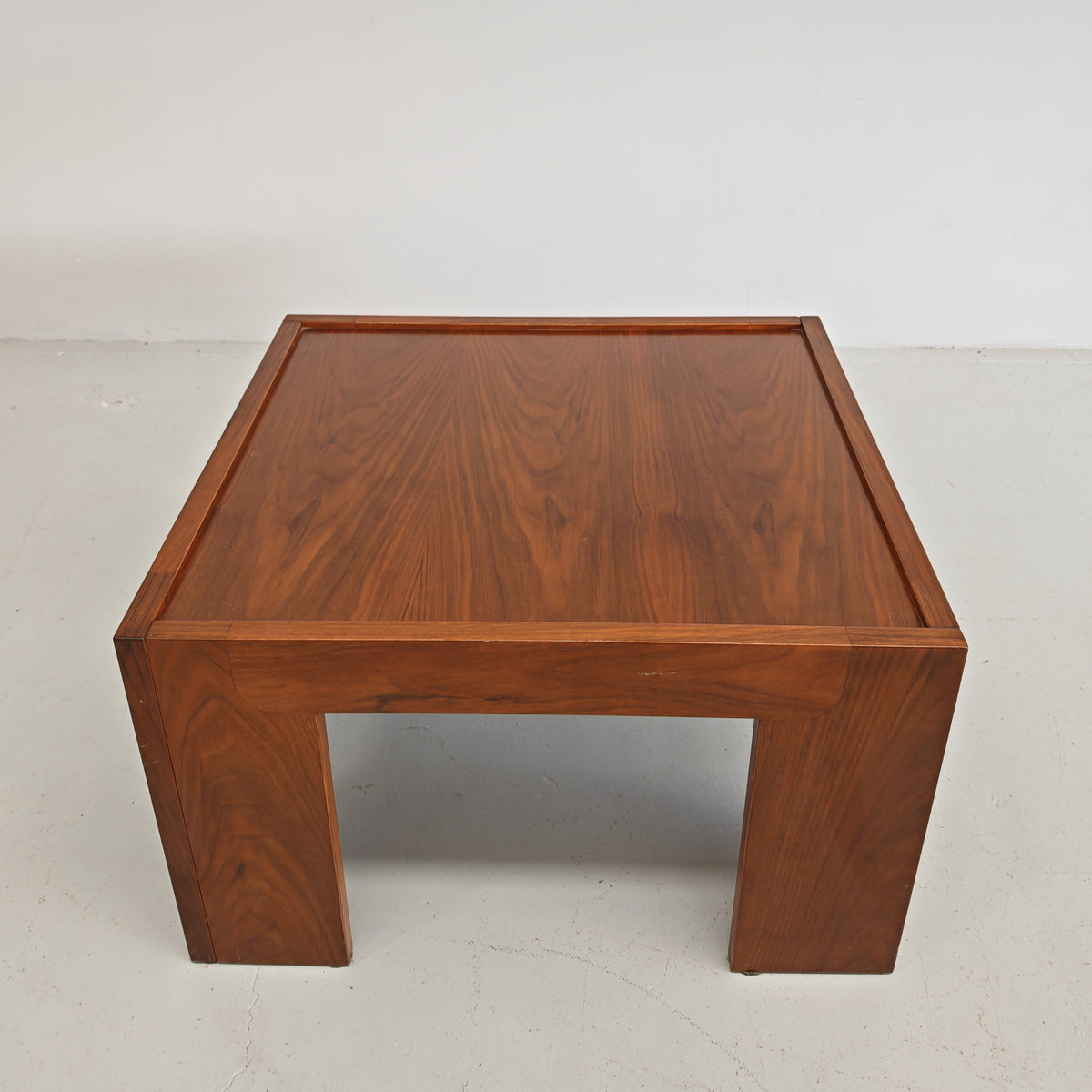 Tavolino quadrato in Legno noce vintage anni 70 (CM65X65)