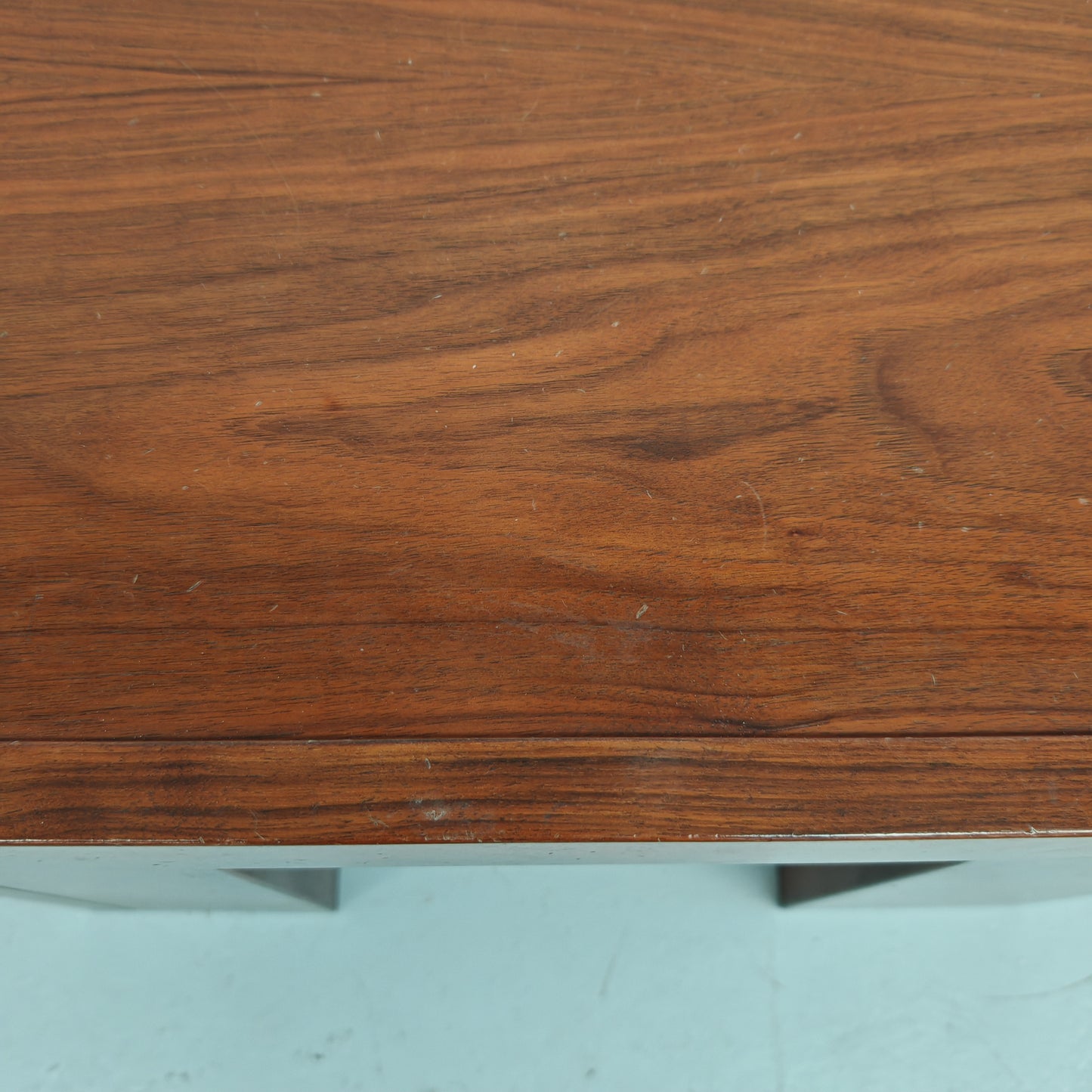 Tavolino quadrato piccolo in noce vintage anni 70 (b)