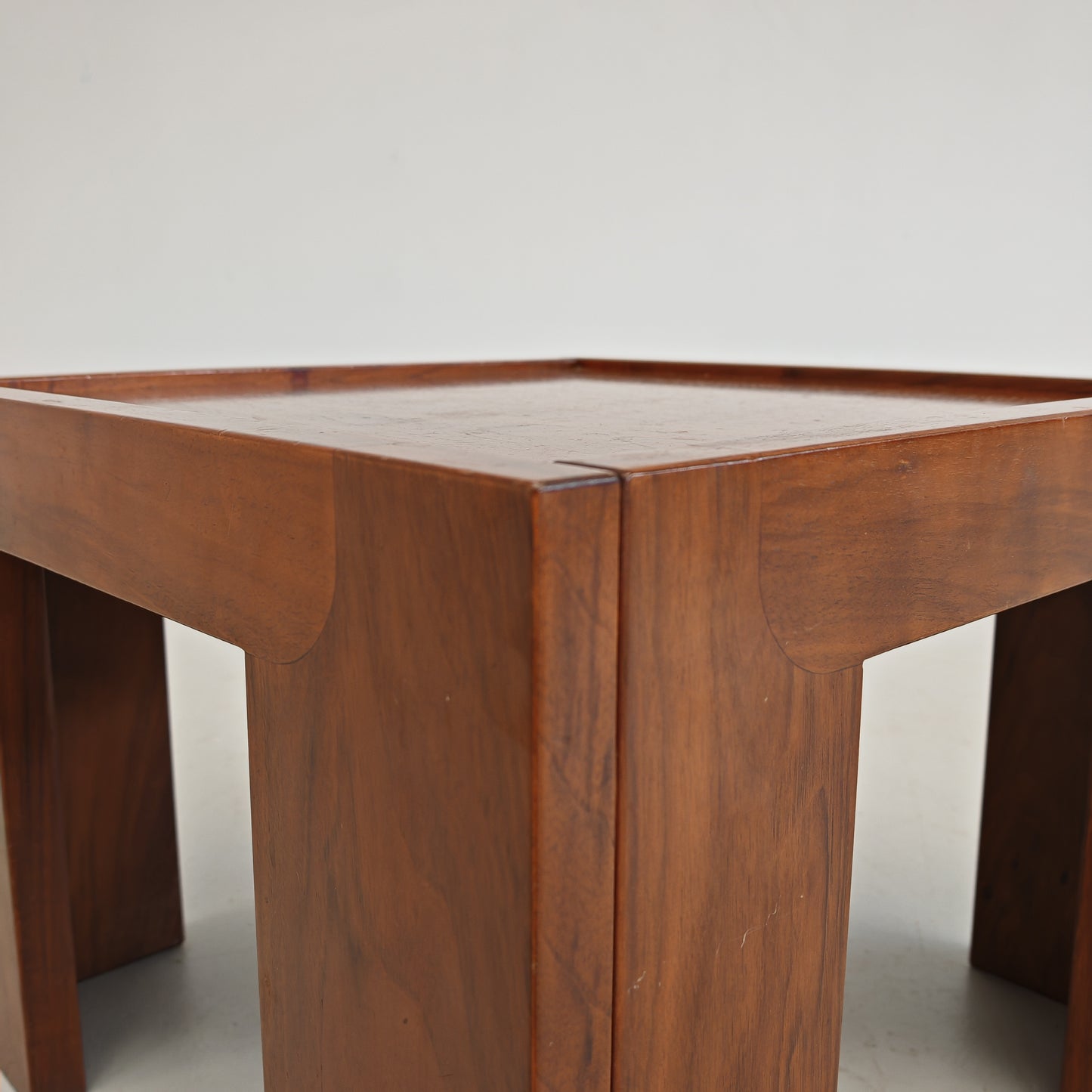 Tavolino quadrato piccolo in noce vintage anni 70 (b)