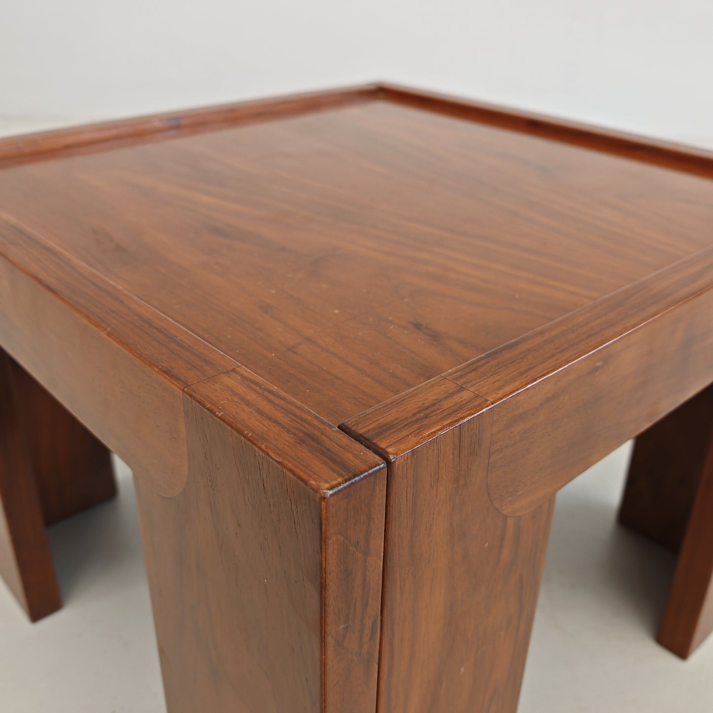 Tavolino quadrato piccolo in noce vintage anni 70 (b)