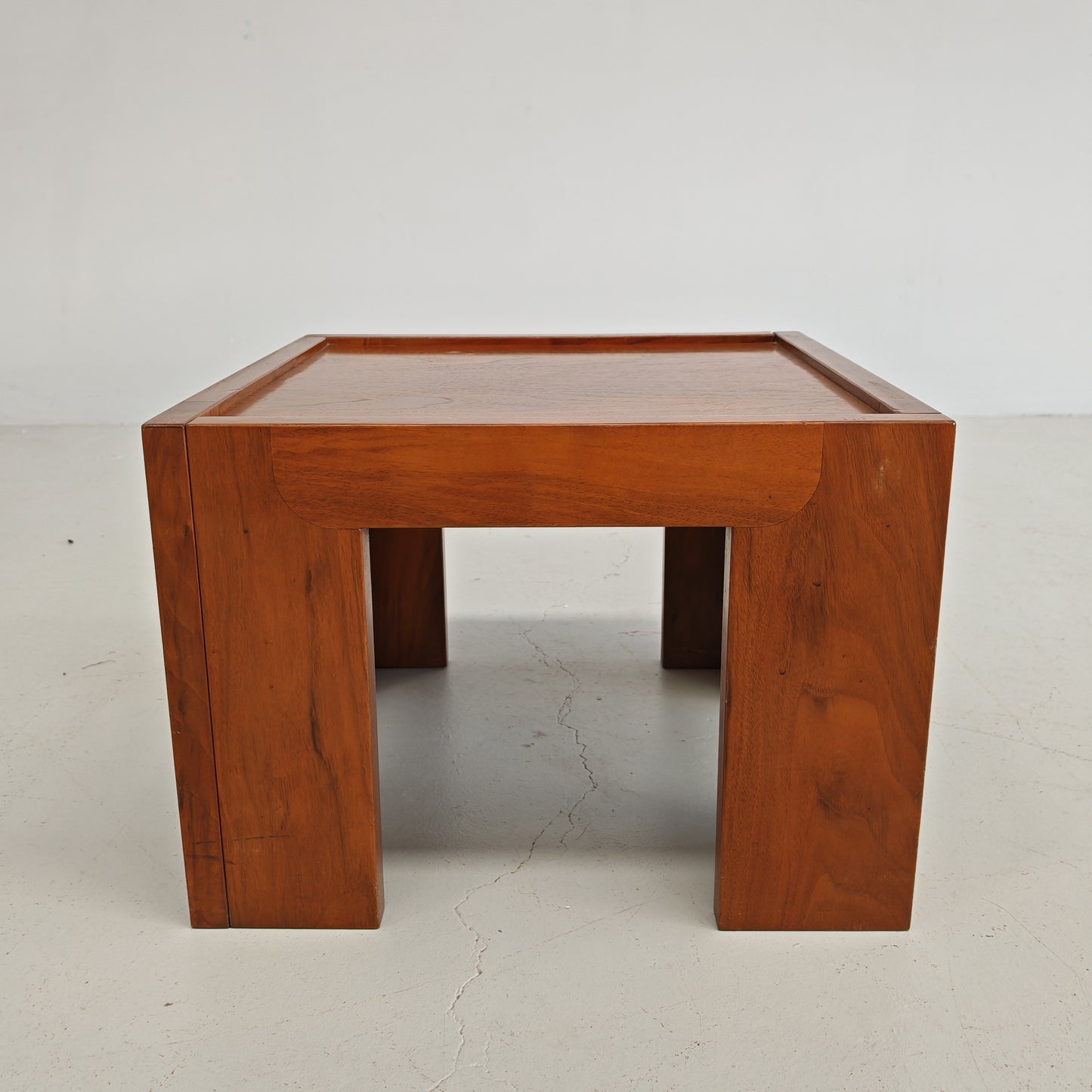 Tavolino piccolo quadrato in noce  vintage anni 70 (a)