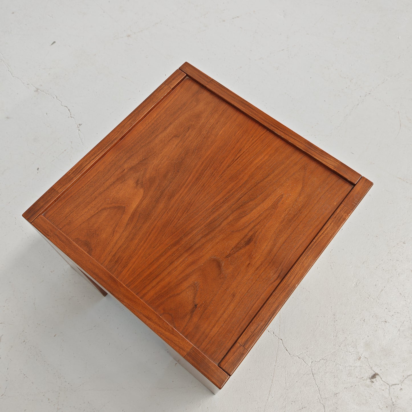 Tavolino piccolo quadrato in noce  vintage anni 70 (a)