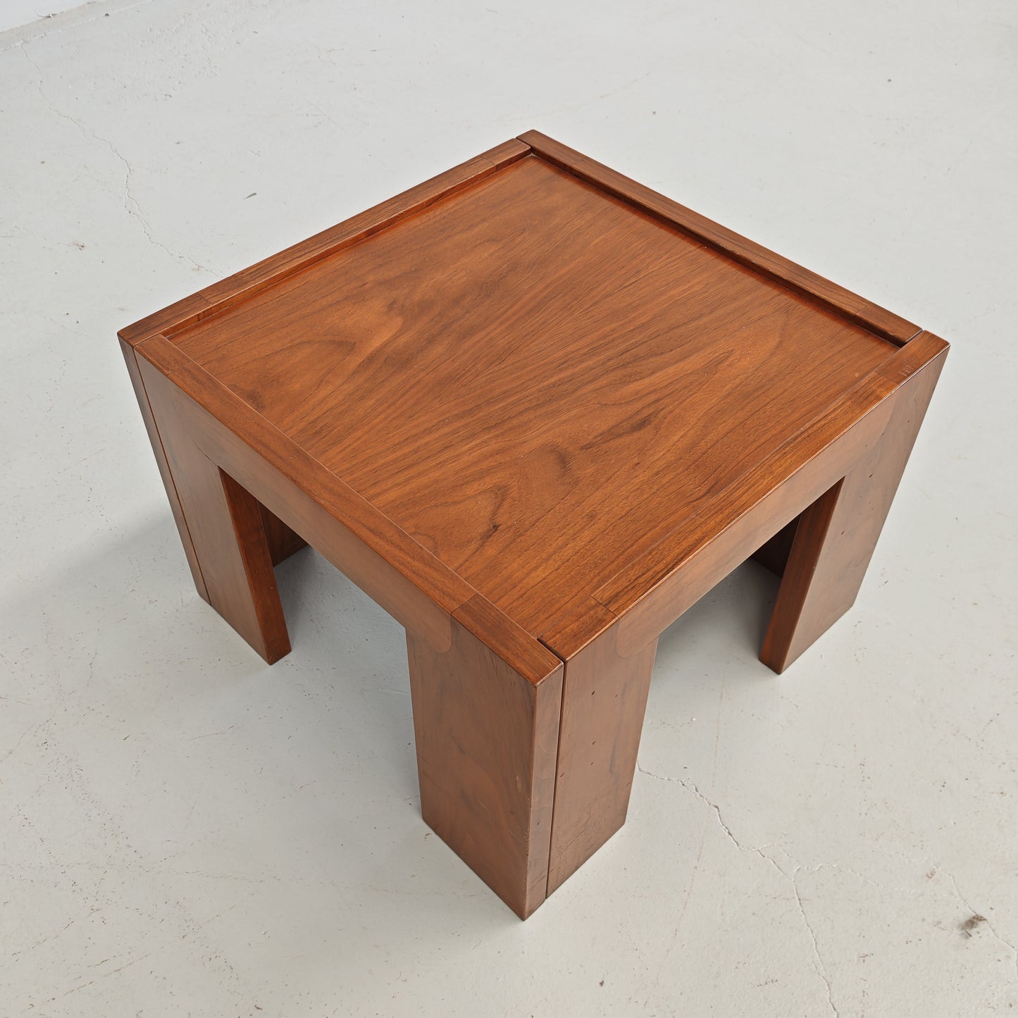 Tavolino piccolo quadrato in noce  vintage anni 70 (a)