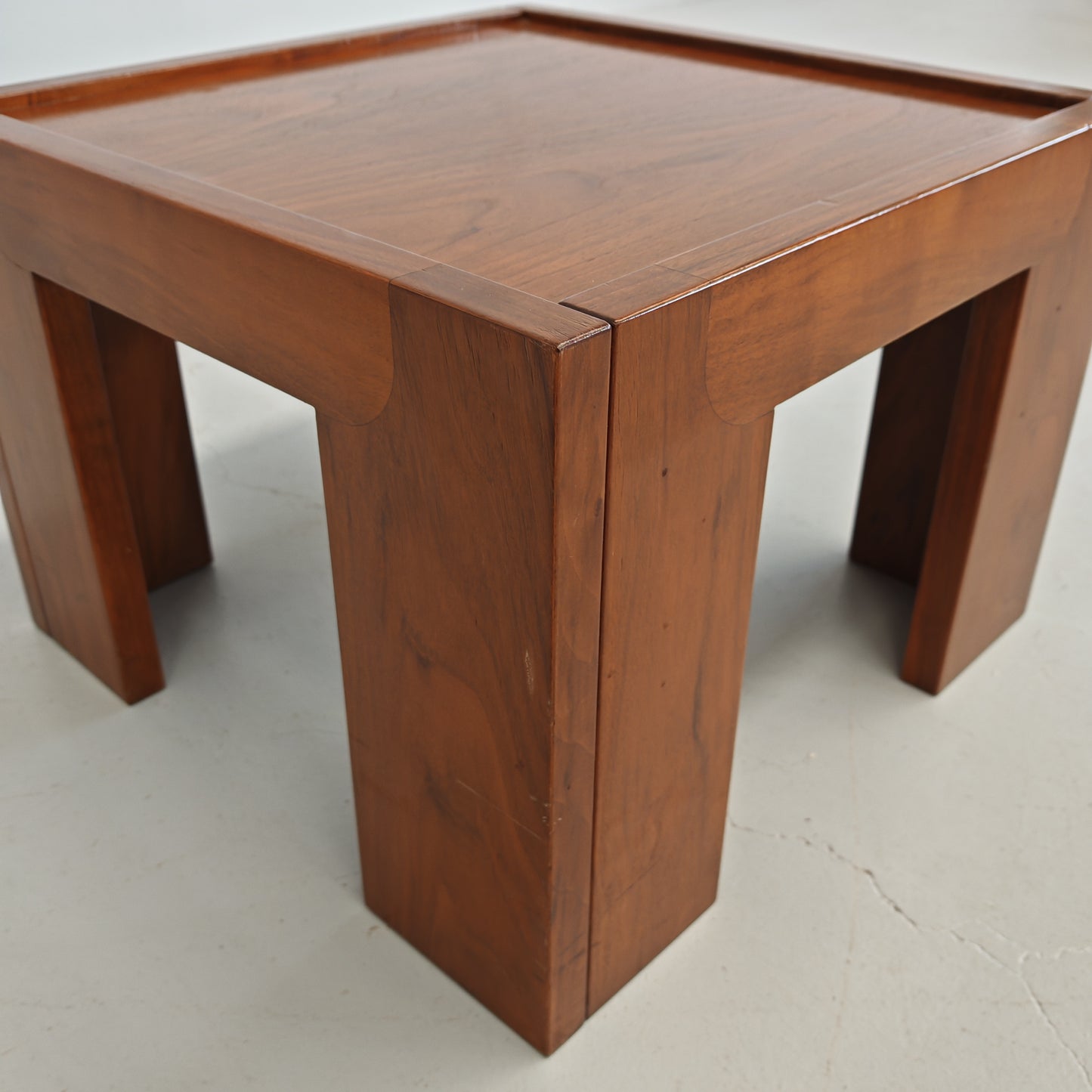 Tavolino piccolo quadrato in noce  vintage anni 70 (a)