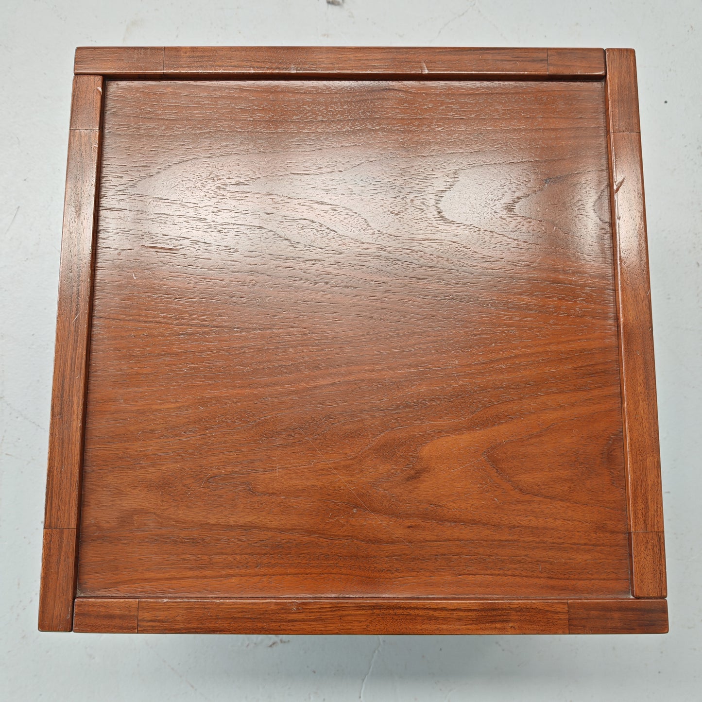 Tavolino piccolo quadrato in noce  vintage anni 70 (a)