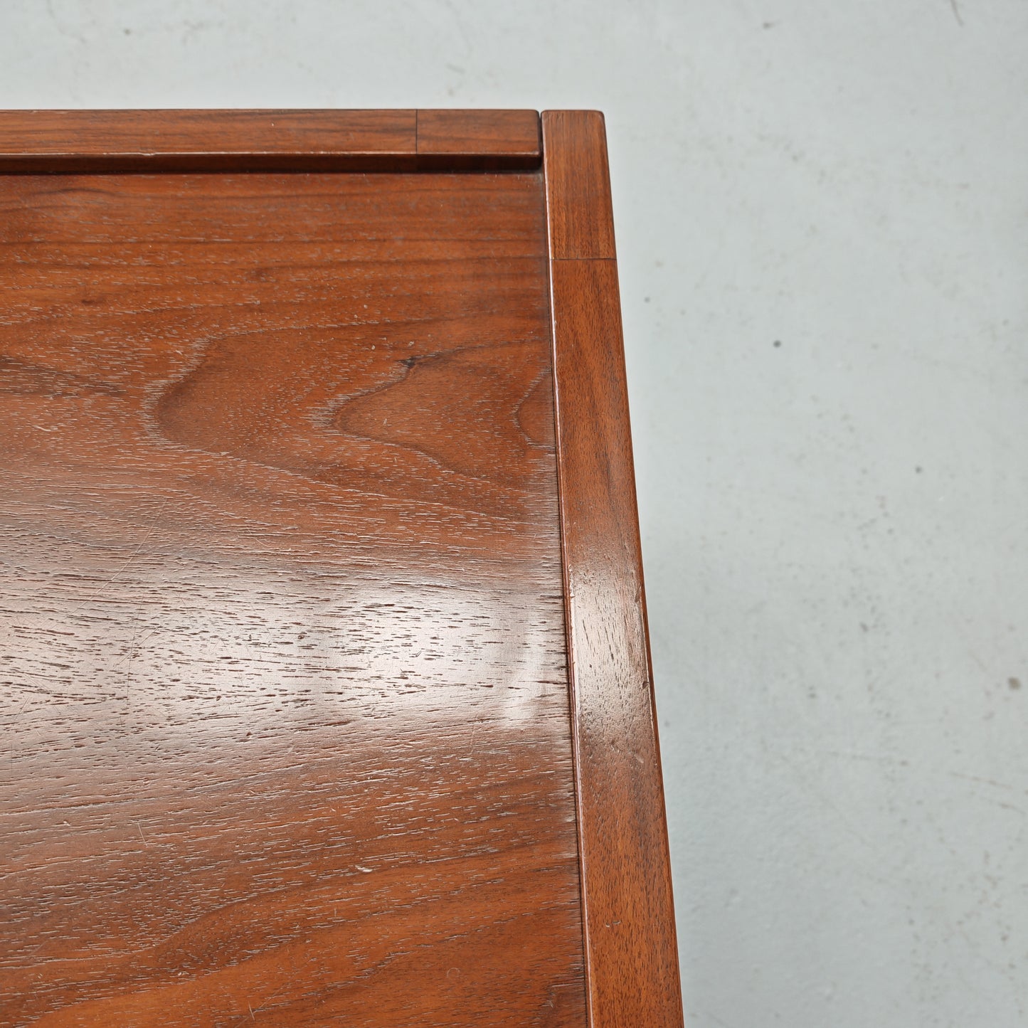 Tavolino piccolo quadrato in noce  vintage anni 70 (a)