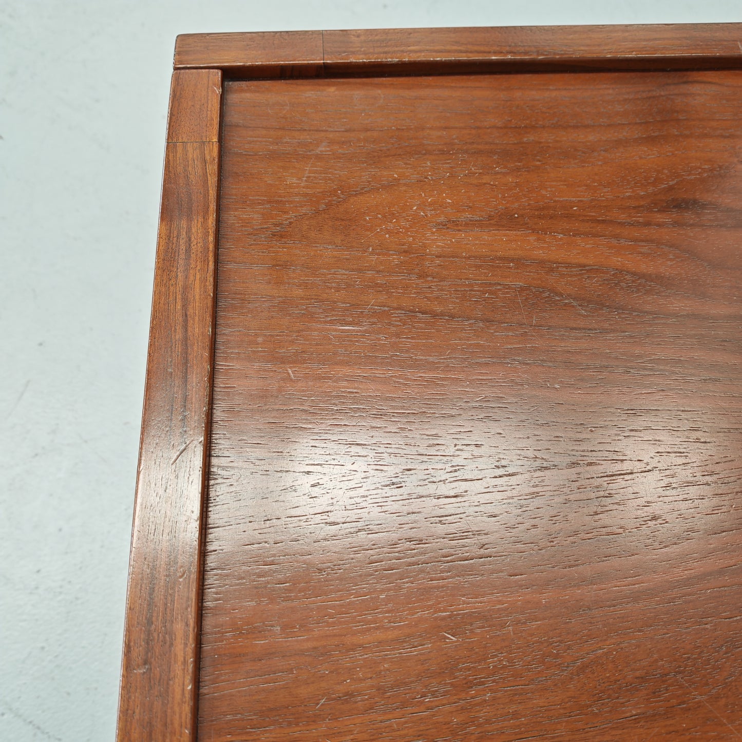 Tavolino piccolo quadrato in noce  vintage anni 70 (a)