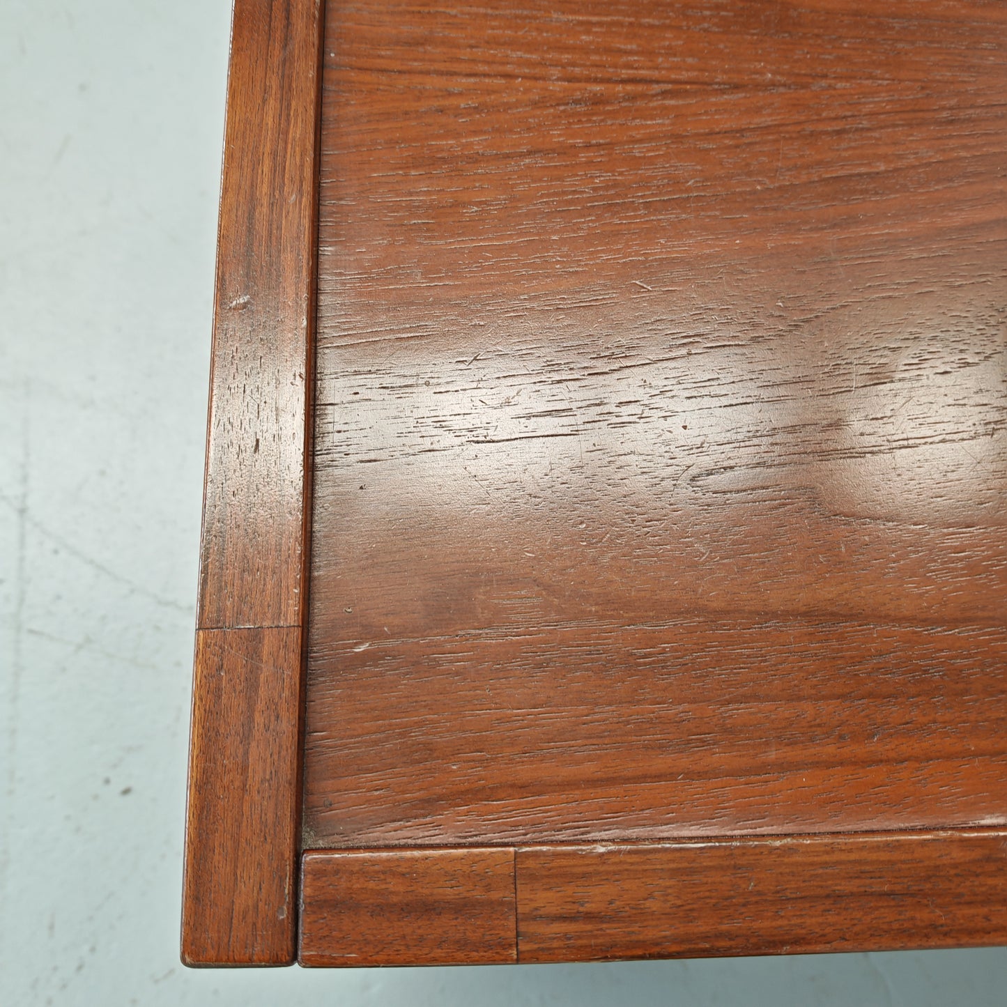 Tavolino piccolo quadrato in noce  vintage anni 70 (a)