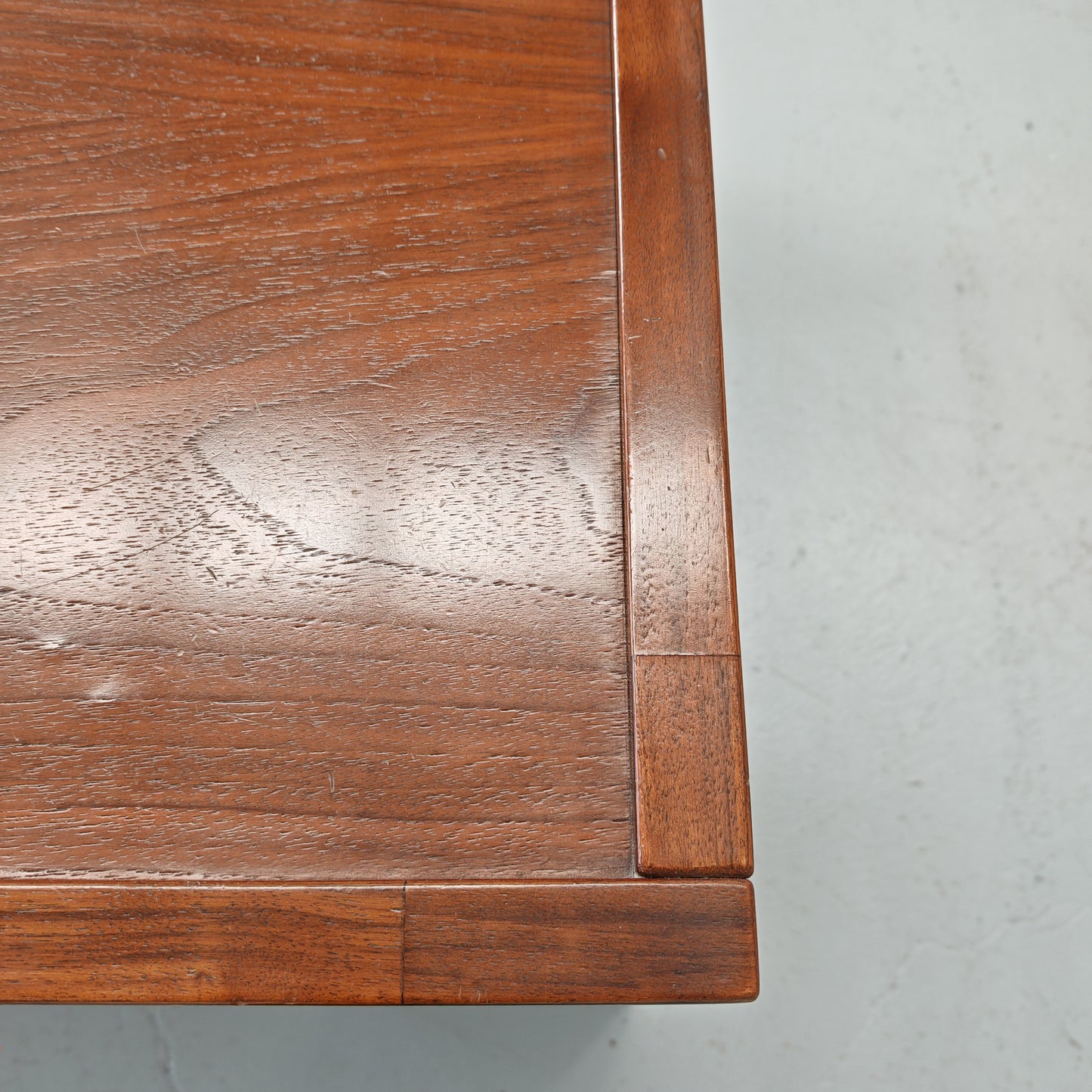 Tavolino piccolo quadrato in noce  vintage anni 70 (a)