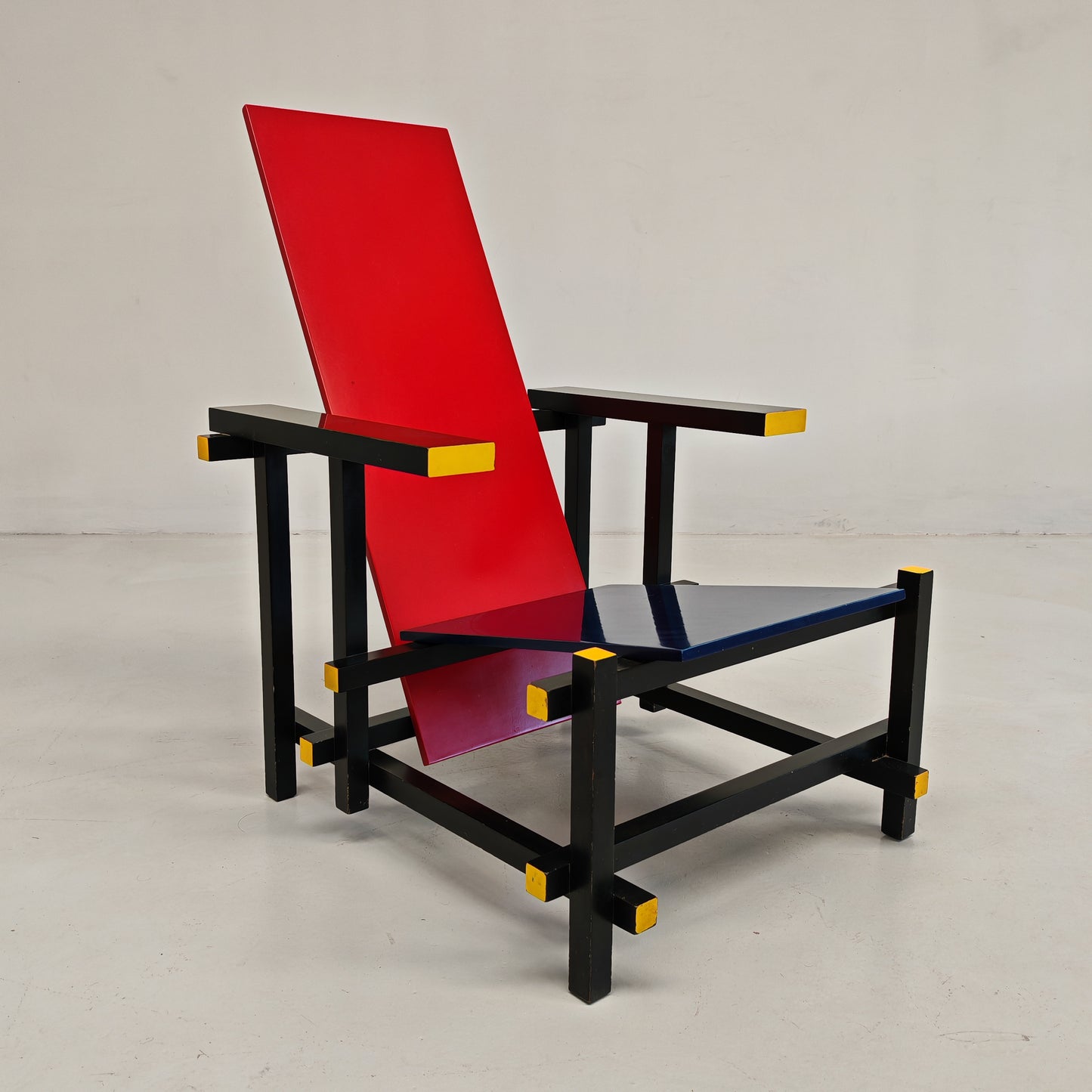 Poltrona "Red and Blue", Gerrit Rietveld per Cassina serie "I Maestri" primi anni 80 numerata