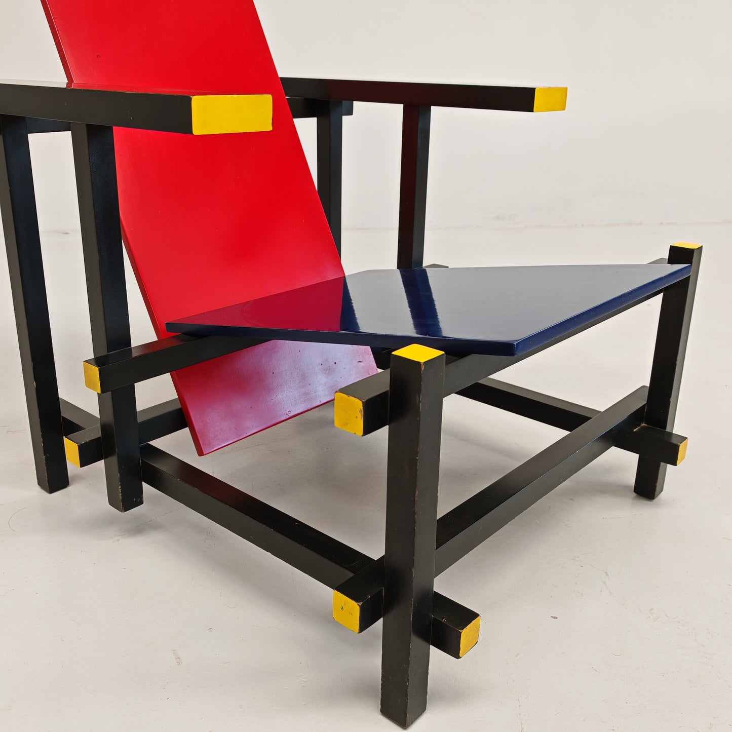 Poltrona "Red and Blue", Gerrit Rietveld per Cassina serie "I Maestri" primi anni 80 numerata