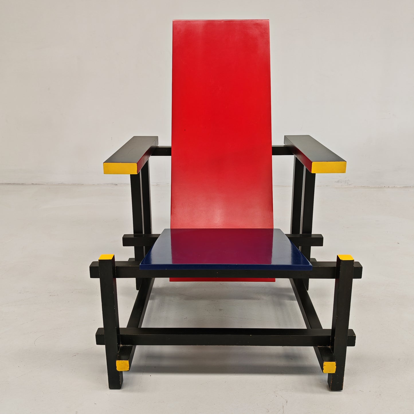 Poltrona "Red and Blue", Gerrit Rietveld per Cassina serie "I Maestri" primi anni 80 numerata