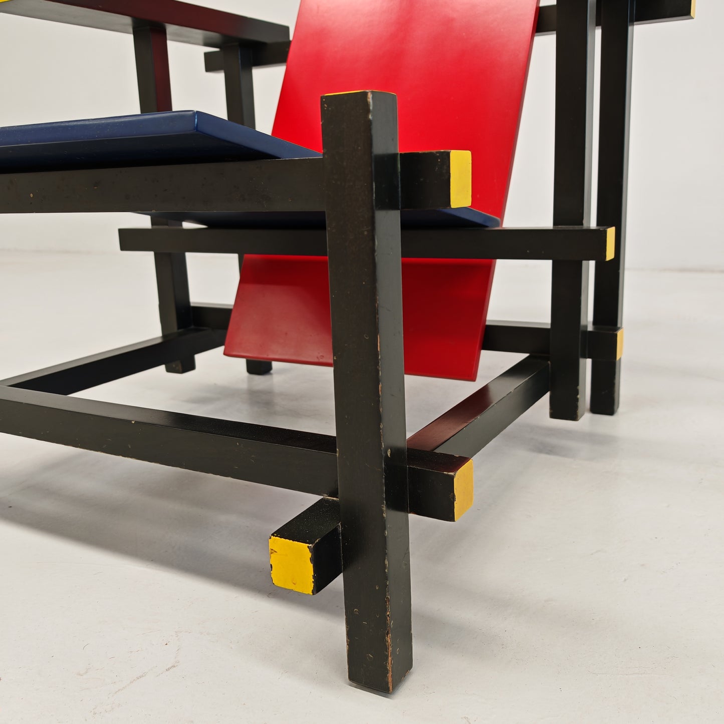 Poltrona "Red and Blue", Gerrit Rietveld per Cassina serie "I Maestri" primi anni 80 numerata