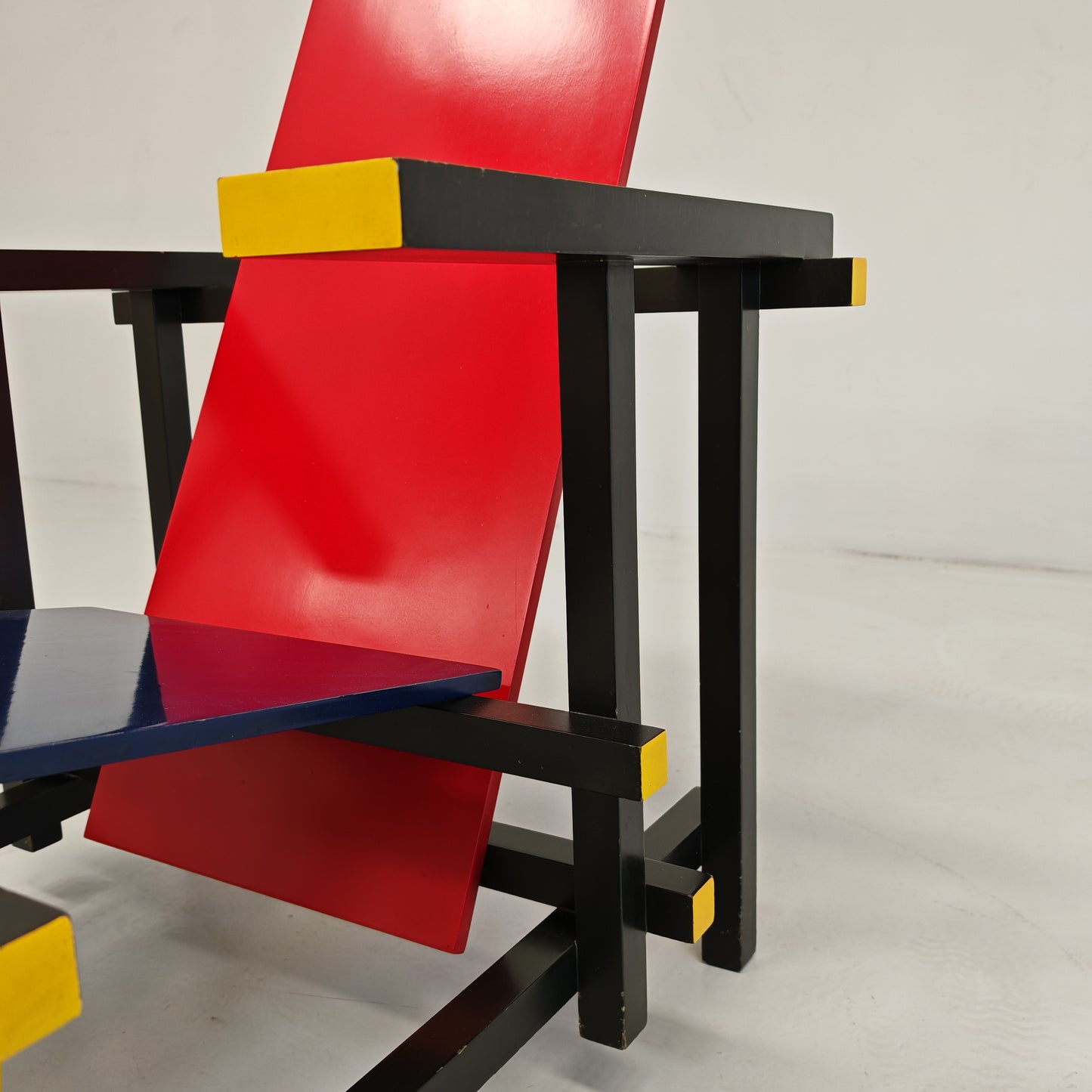 Poltrona "Red and Blue", Gerrit Rietveld per Cassina serie "I Maestri" primi anni 80 numerata