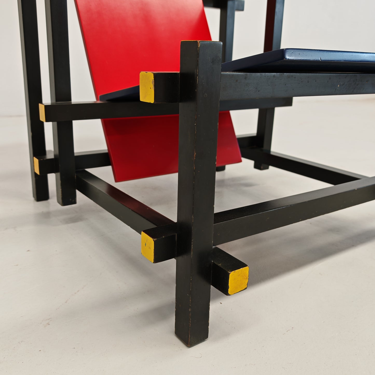 Poltrona "Red and Blue", Gerrit Rietveld per Cassina serie "I Maestri" primi anni 80 numerata