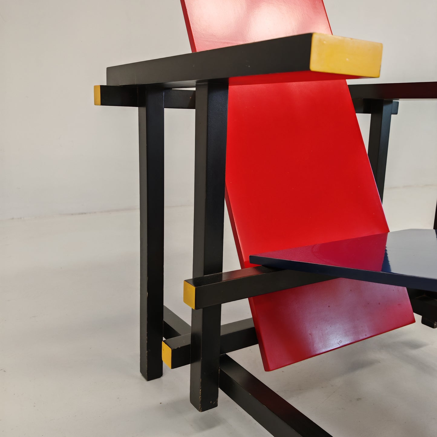 Poltrona "Red and Blue", Gerrit Rietveld per Cassina serie "I Maestri" primi anni 80 numerata