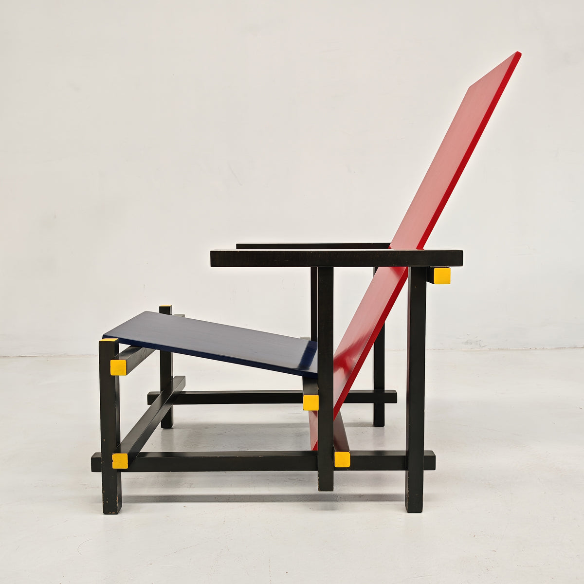 Fauteuil « Red and Blue », Gerrit Rietveld pour Cassina, série « I Maestri », début des années 80, numéroté