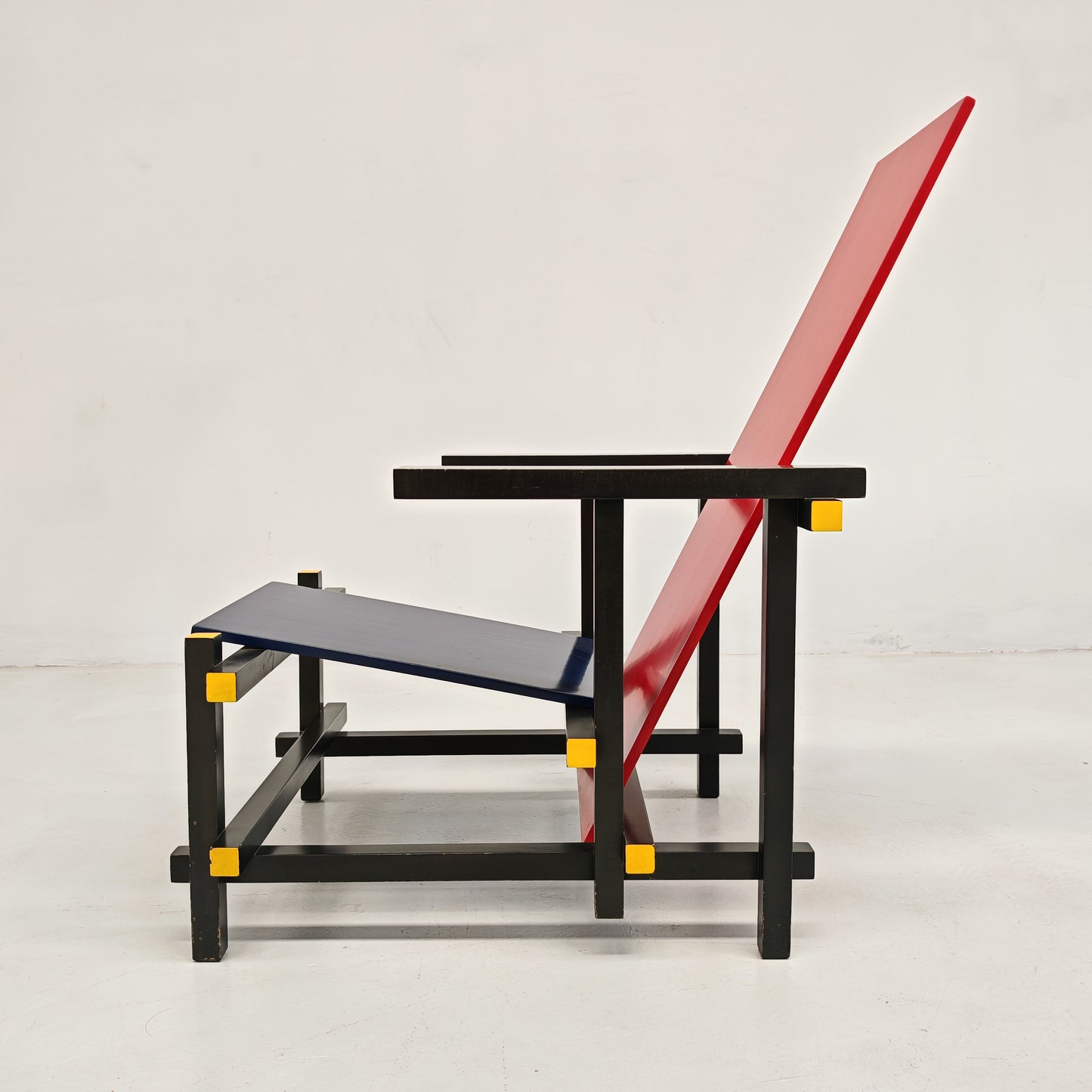 Poltrona "Red and Blue", Gerrit Rietveld per Cassina serie "I Maestri" primi anni 80 numerata