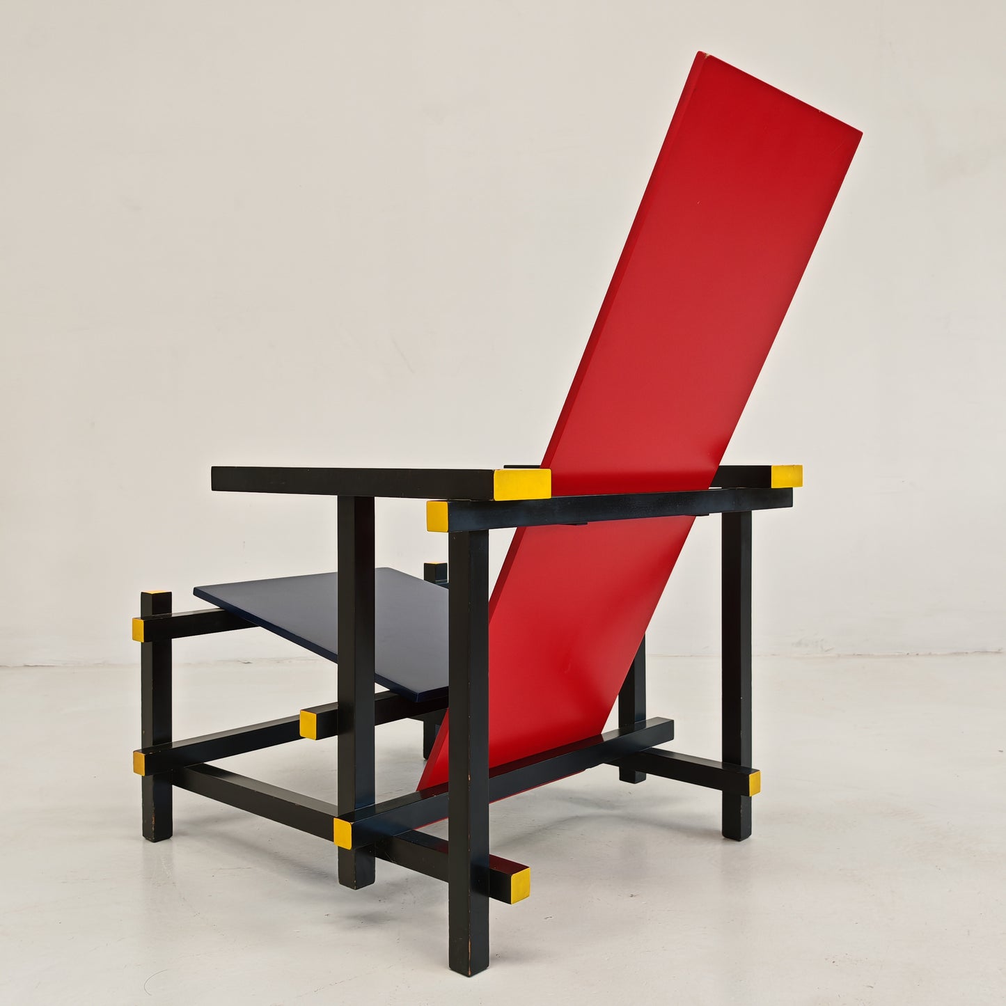 Poltrona "Red and Blue", Gerrit Rietveld per Cassina serie "I Maestri" primi anni 80 numerata