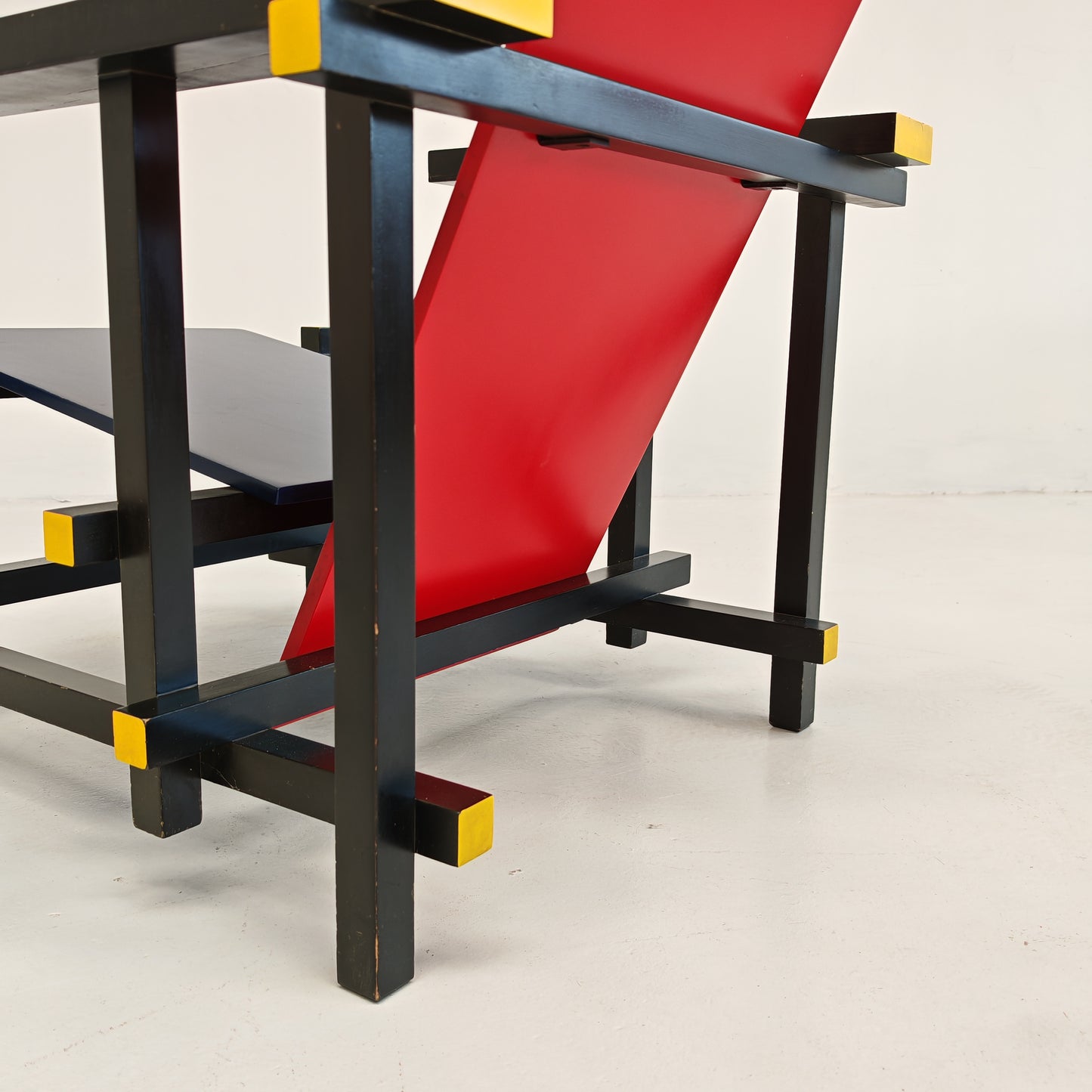 Poltrona "Red and Blue", Gerrit Rietveld per Cassina serie "I Maestri" primi anni 80 numerata