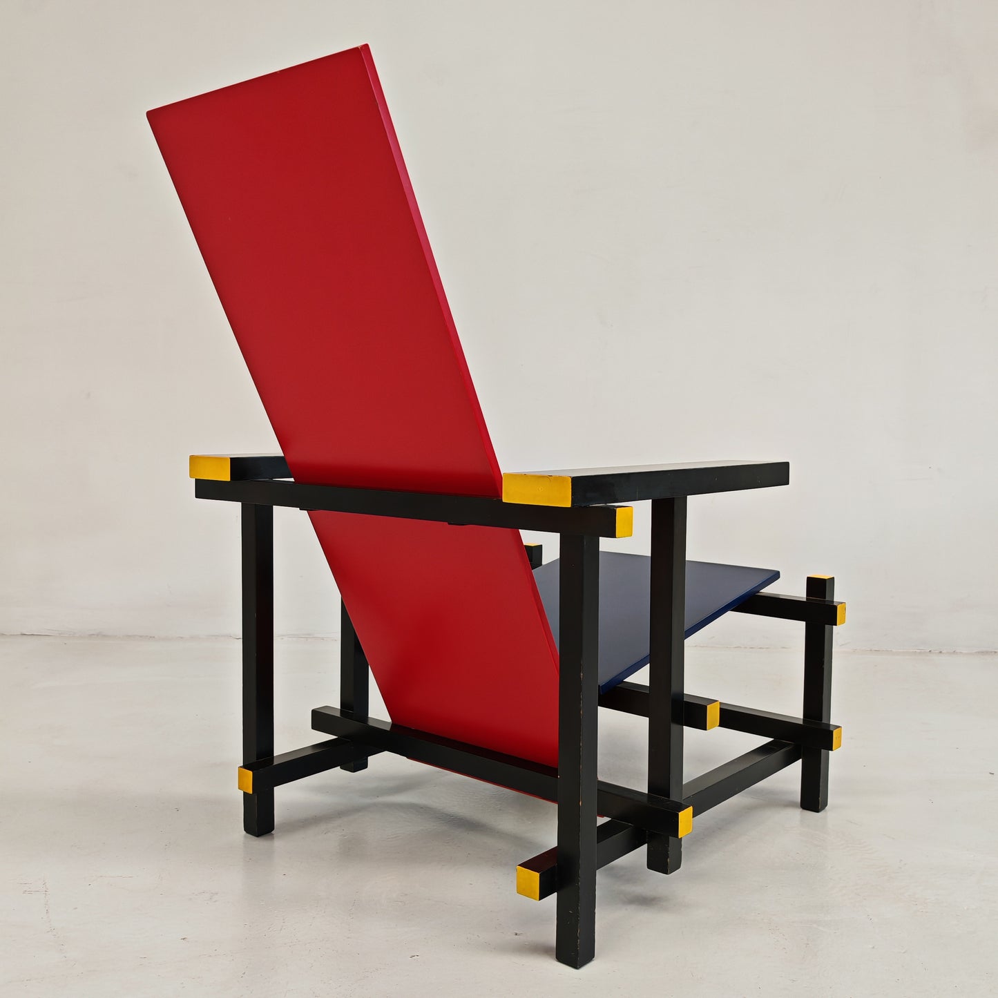Poltrona "Red and Blue", Gerrit Rietveld per Cassina serie "I Maestri" primi anni 80 numerata