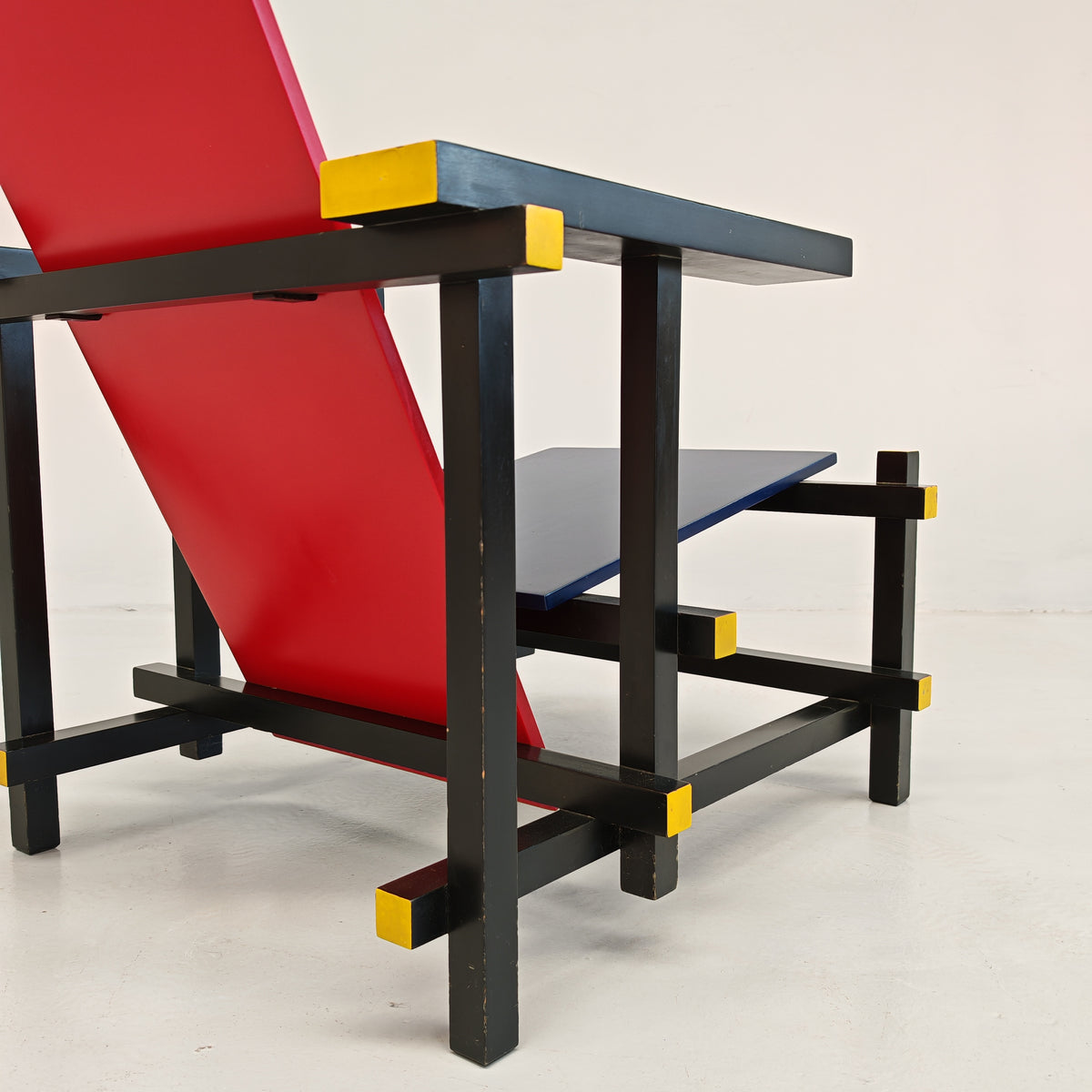 Fauteuil « Red and Blue », Gerrit Rietveld pour Cassina, série « I Maestri », début des années 80, numéroté
