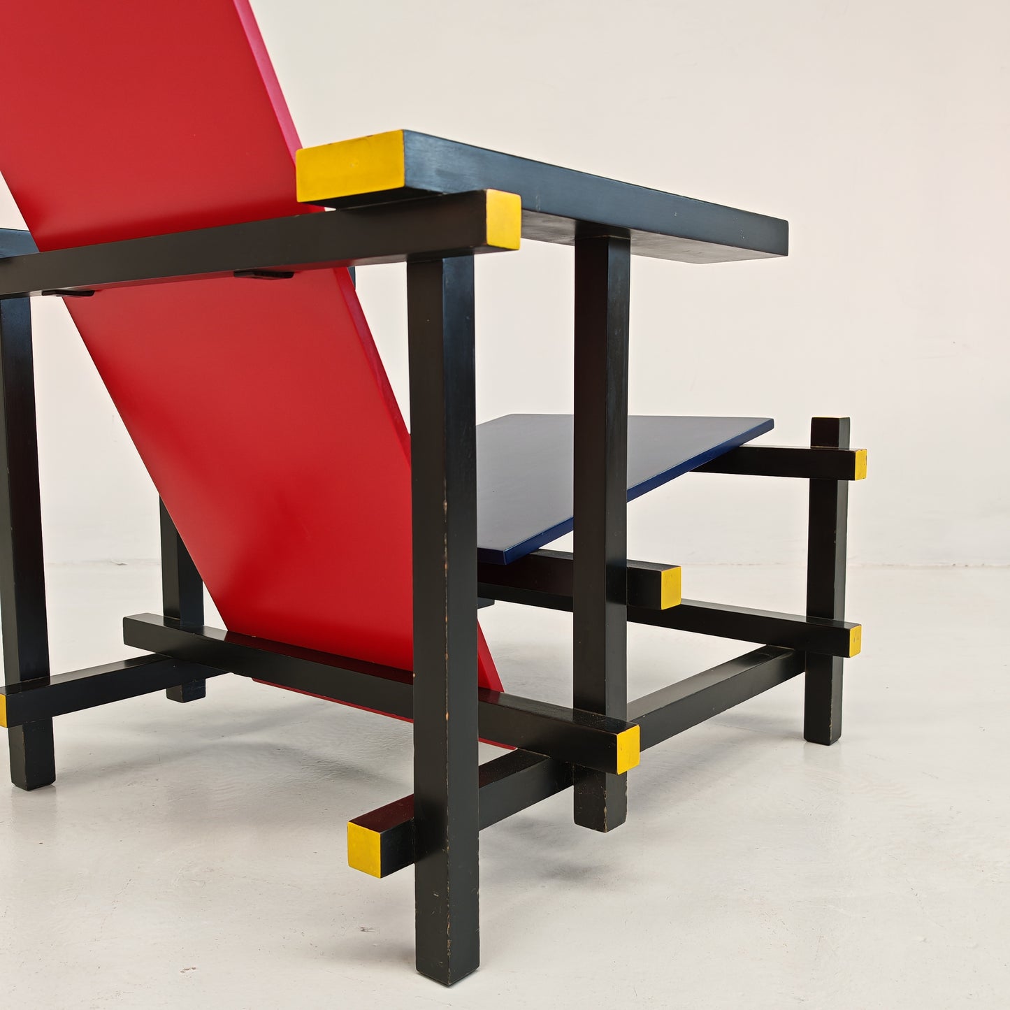Poltrona "Red and Blue", Gerrit Rietveld per Cassina serie "I Maestri" primi anni 80 numerata