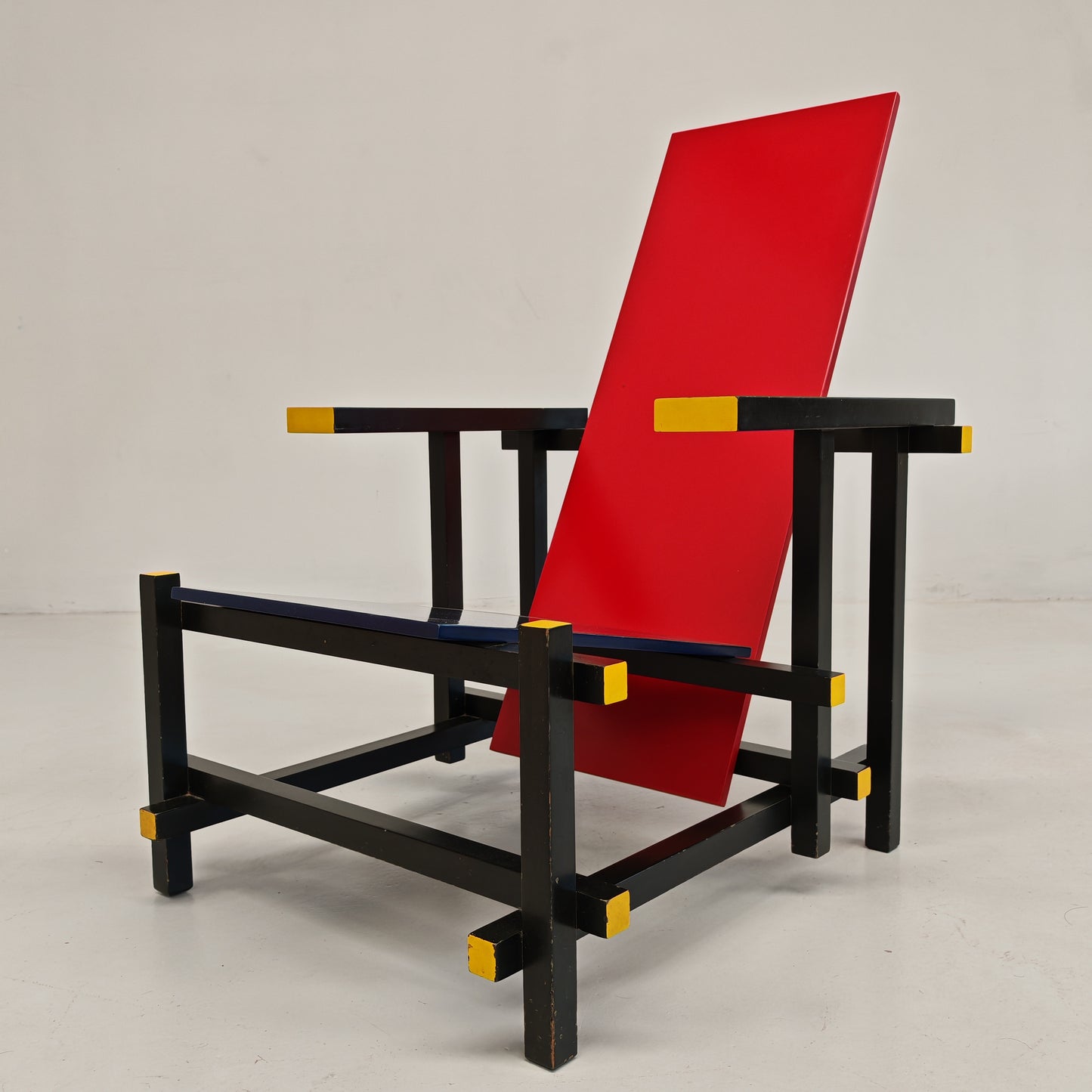 Poltrona "Red and Blue", Gerrit Rietveld per Cassina serie "I Maestri" primi anni 80 numerata