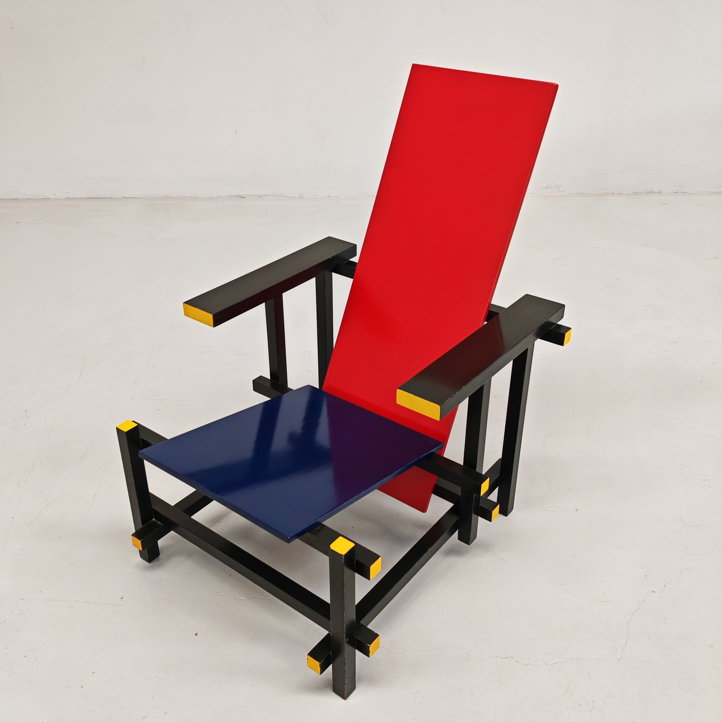 Poltrona "Red and Blue", Gerrit Rietveld per Cassina serie "I Maestri" primi anni 80 numerata