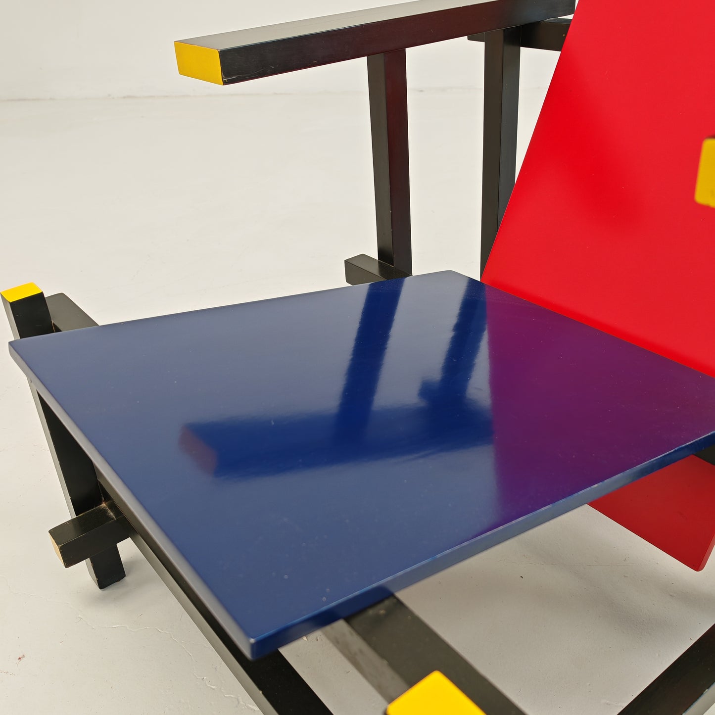 Poltrona "Red and Blue", Gerrit Rietveld per Cassina serie "I Maestri" primi anni 80 numerata