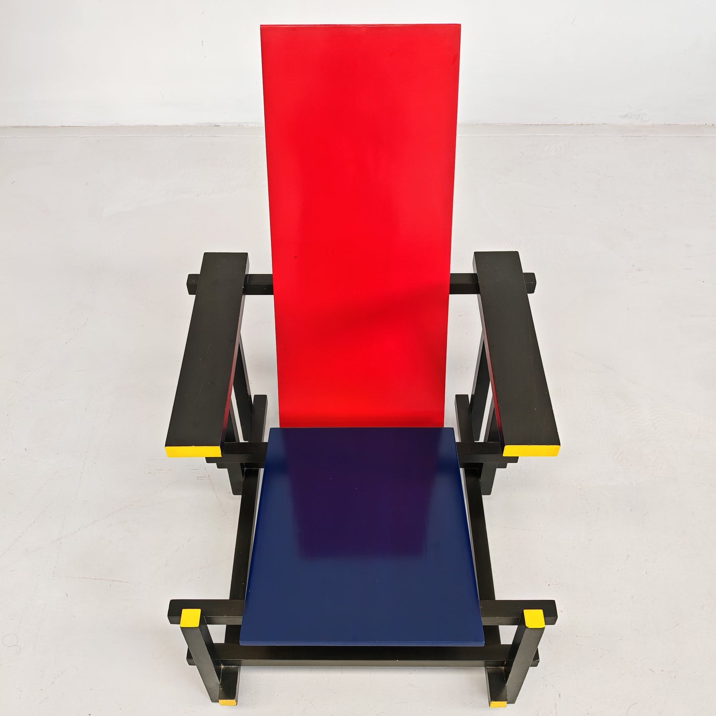 Poltrona "Red and Blue", Gerrit Rietveld per Cassina serie "I Maestri" primi anni 80 numerata