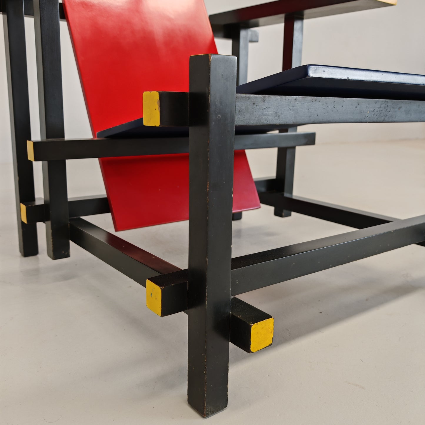 Poltrona "Red and Blue", Gerrit Rietveld per Cassina serie "I Maestri" primi anni 80 numerata