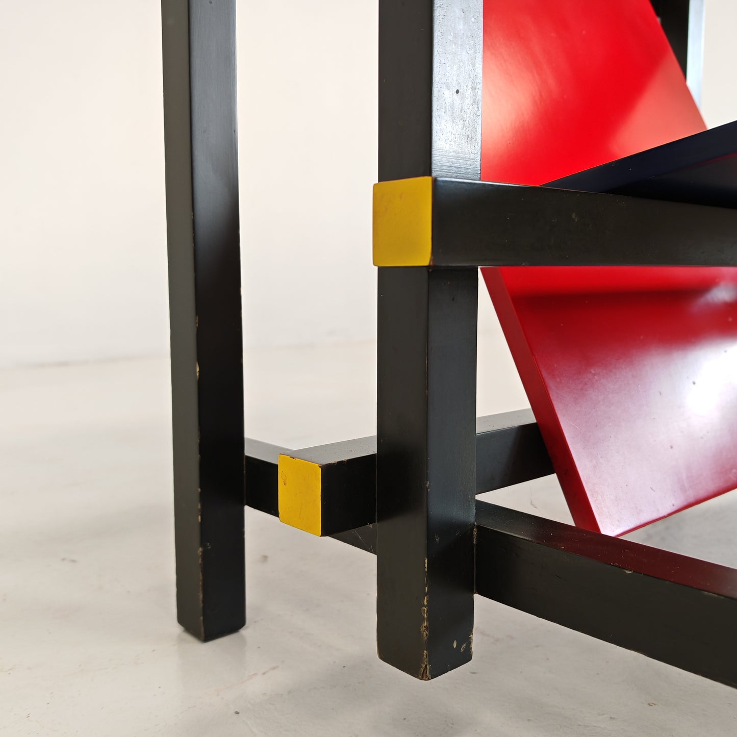 Poltrona "Red and Blue", Gerrit Rietveld per Cassina serie "I Maestri" primi anni 80 numerata