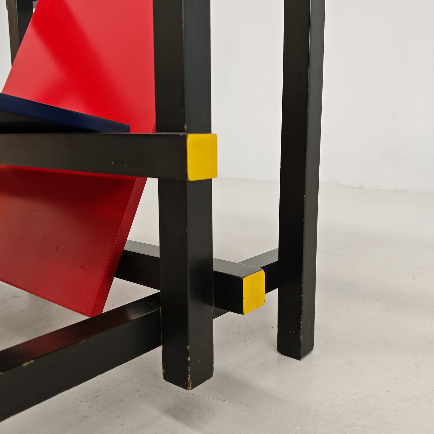 Poltrona "Red and Blue", Gerrit Rietveld per Cassina serie "I Maestri" primi anni 80 numerata
