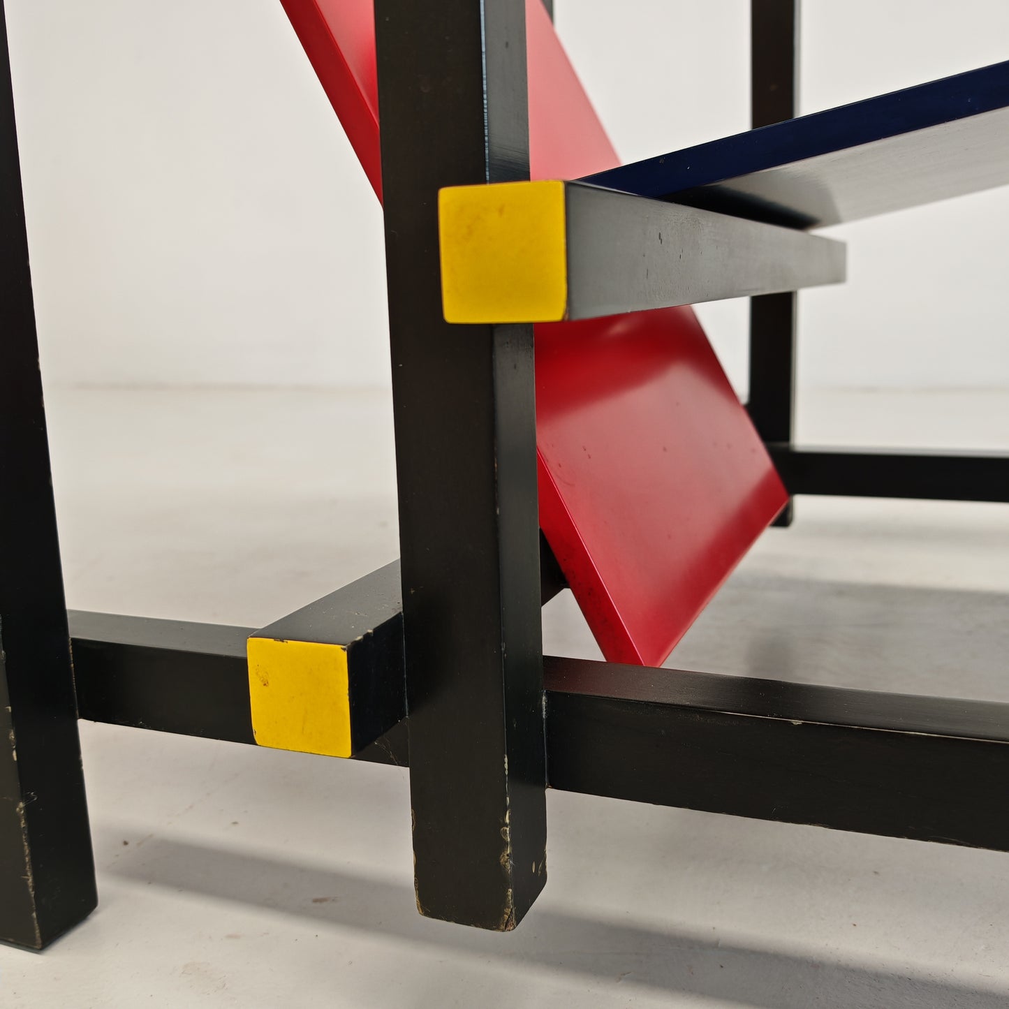 Poltrona "Red and Blue", Gerrit Rietveld per Cassina serie "I Maestri" primi anni 80 numerata