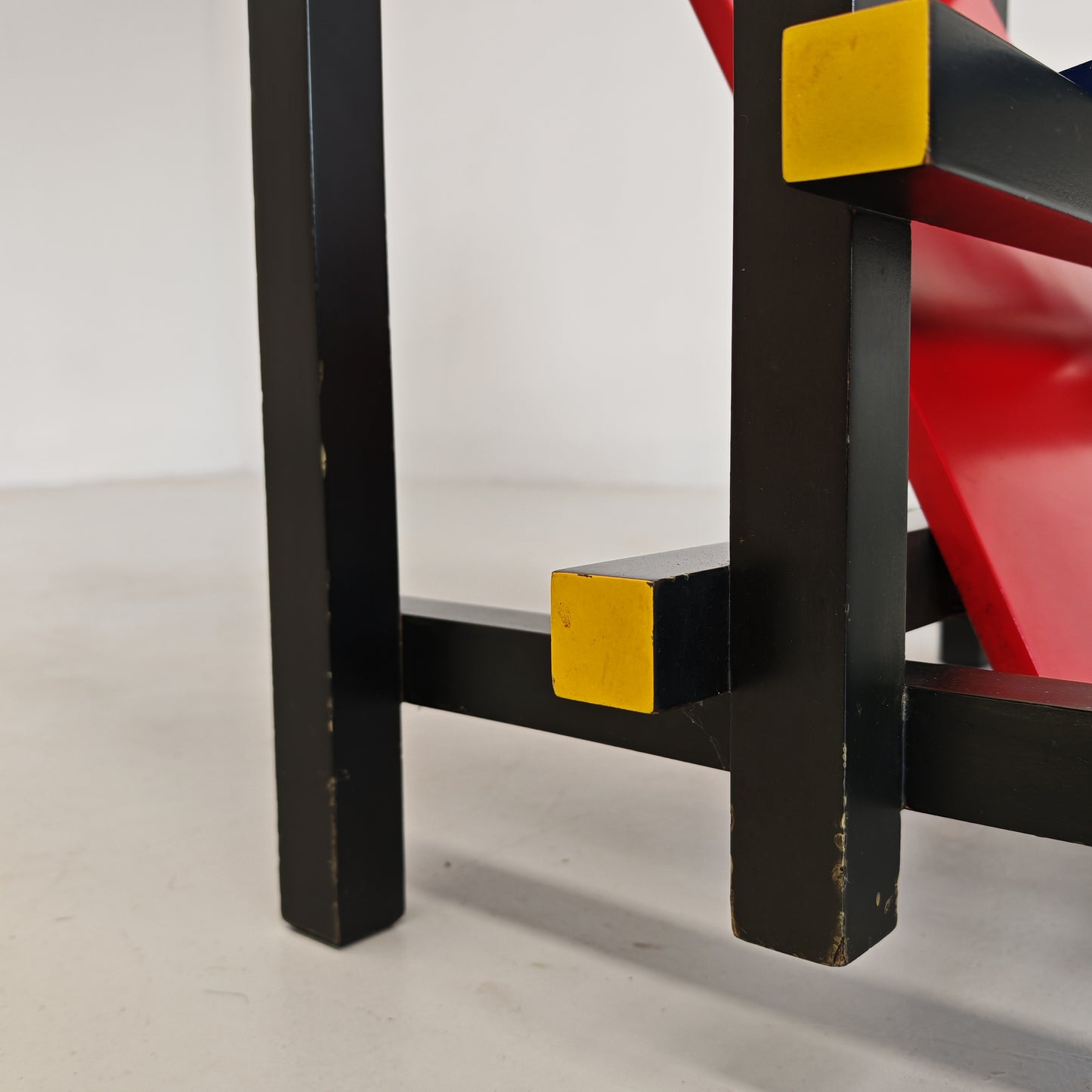 Poltrona "Red and Blue", Gerrit Rietveld per Cassina serie "I Maestri" primi anni 80 numerata
