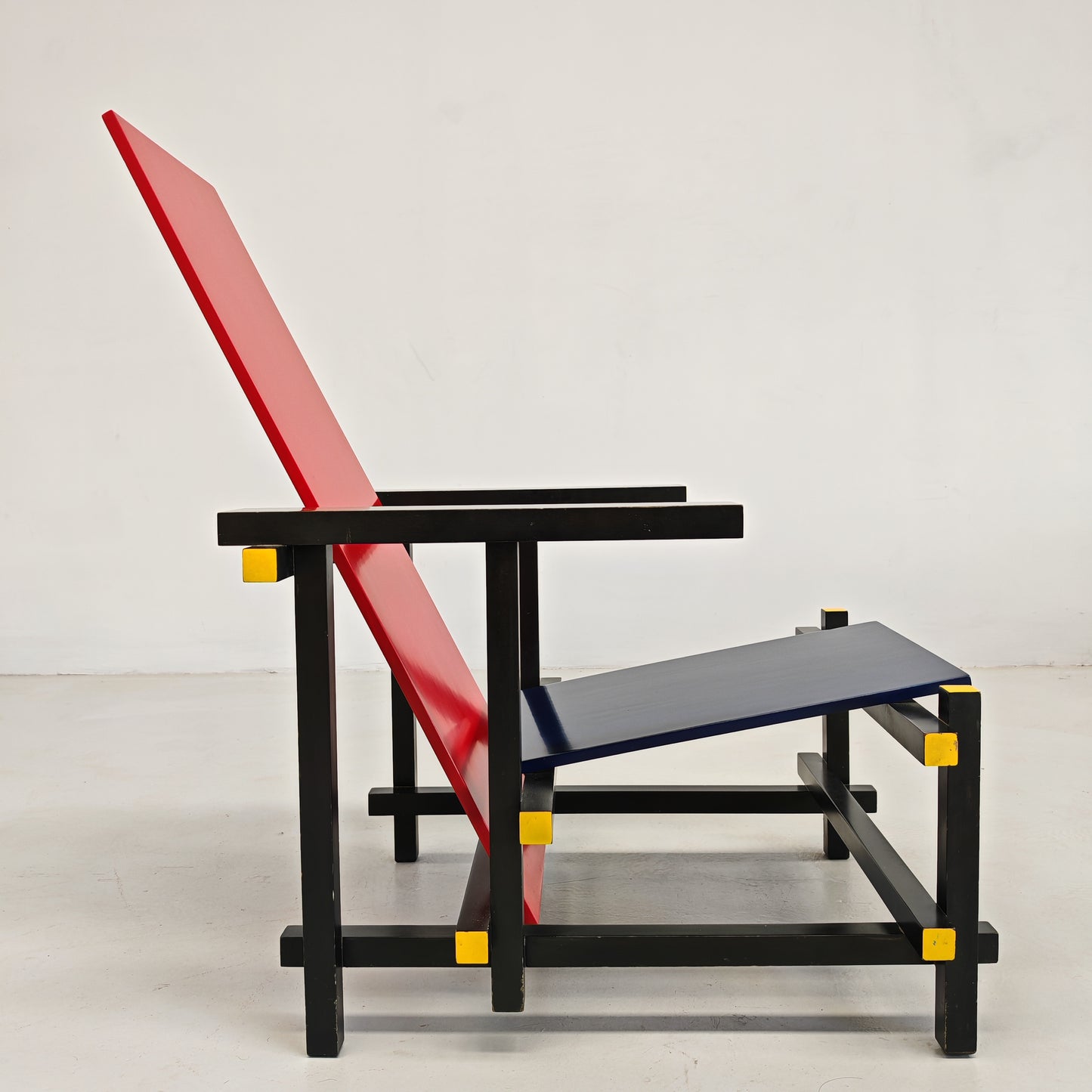 Poltrona "Red and Blue", Gerrit Rietveld per Cassina serie "I Maestri" primi anni 80 numerata