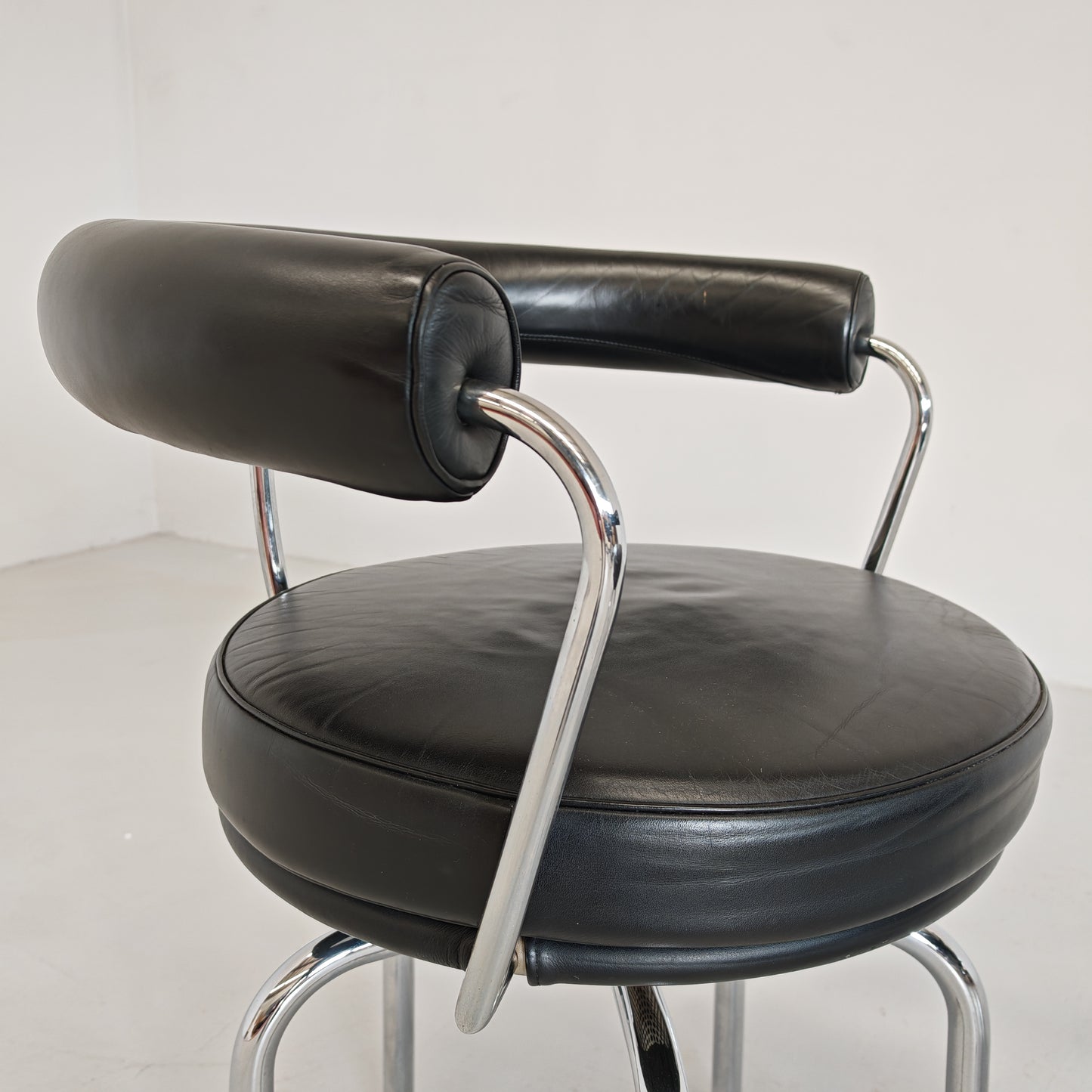 Coppia sedie poltroncine girevoli LC7  Charlotte Perriand per Cassina anni 70/80
