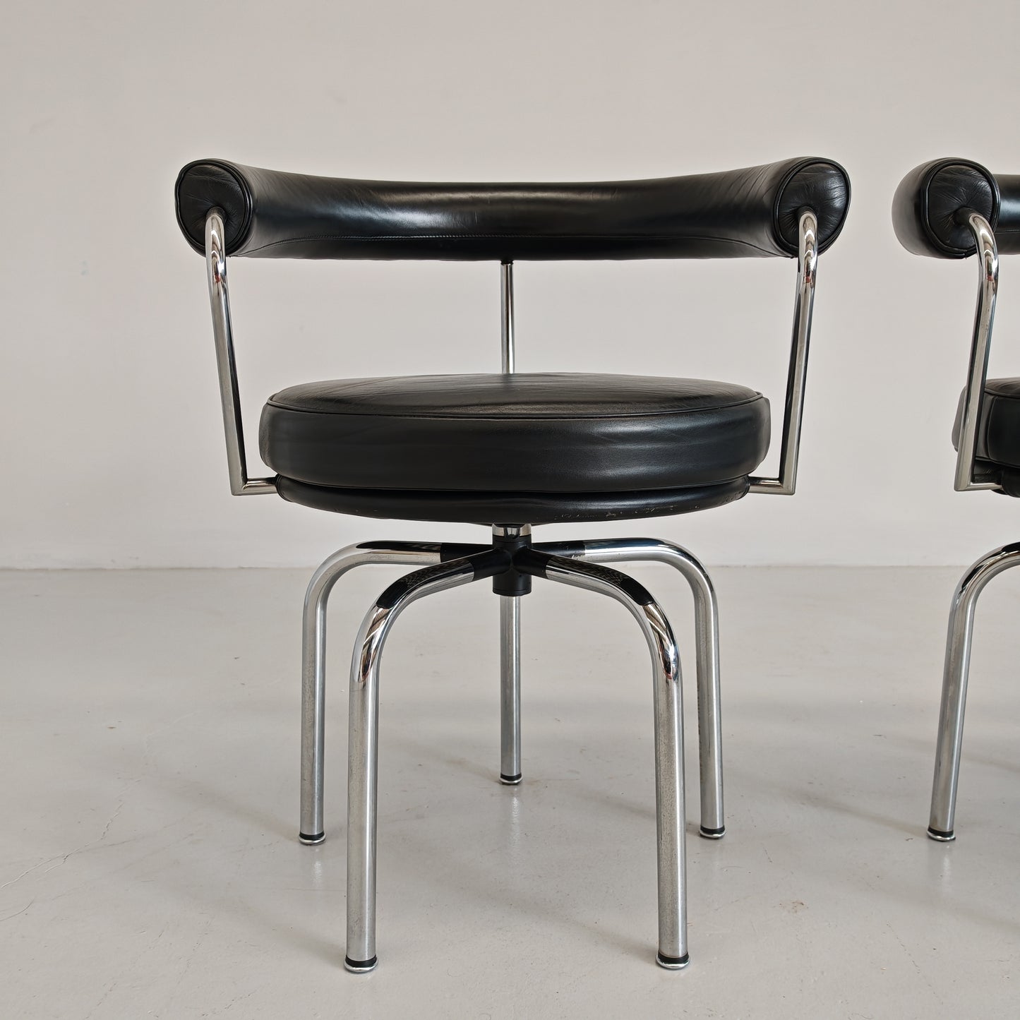 Coppia sedie poltroncine girevoli LC7  Charlotte Perriand per Cassina anni 70/80