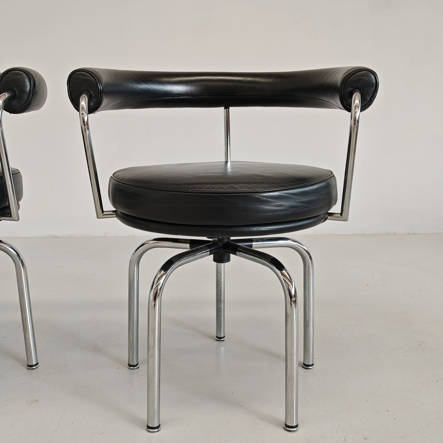 Coppia sedie poltroncine girevoli LC7  Charlotte Perriand per Cassina anni 70/80