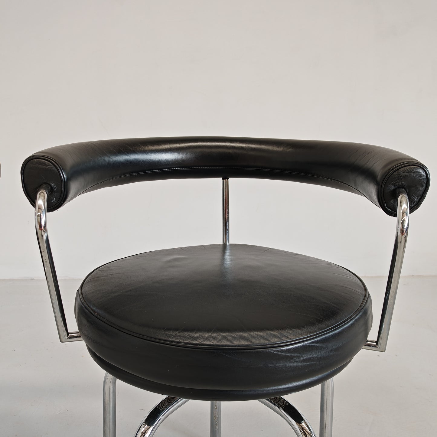 Coppia sedie poltroncine girevoli LC7  Charlotte Perriand per Cassina anni 70/80