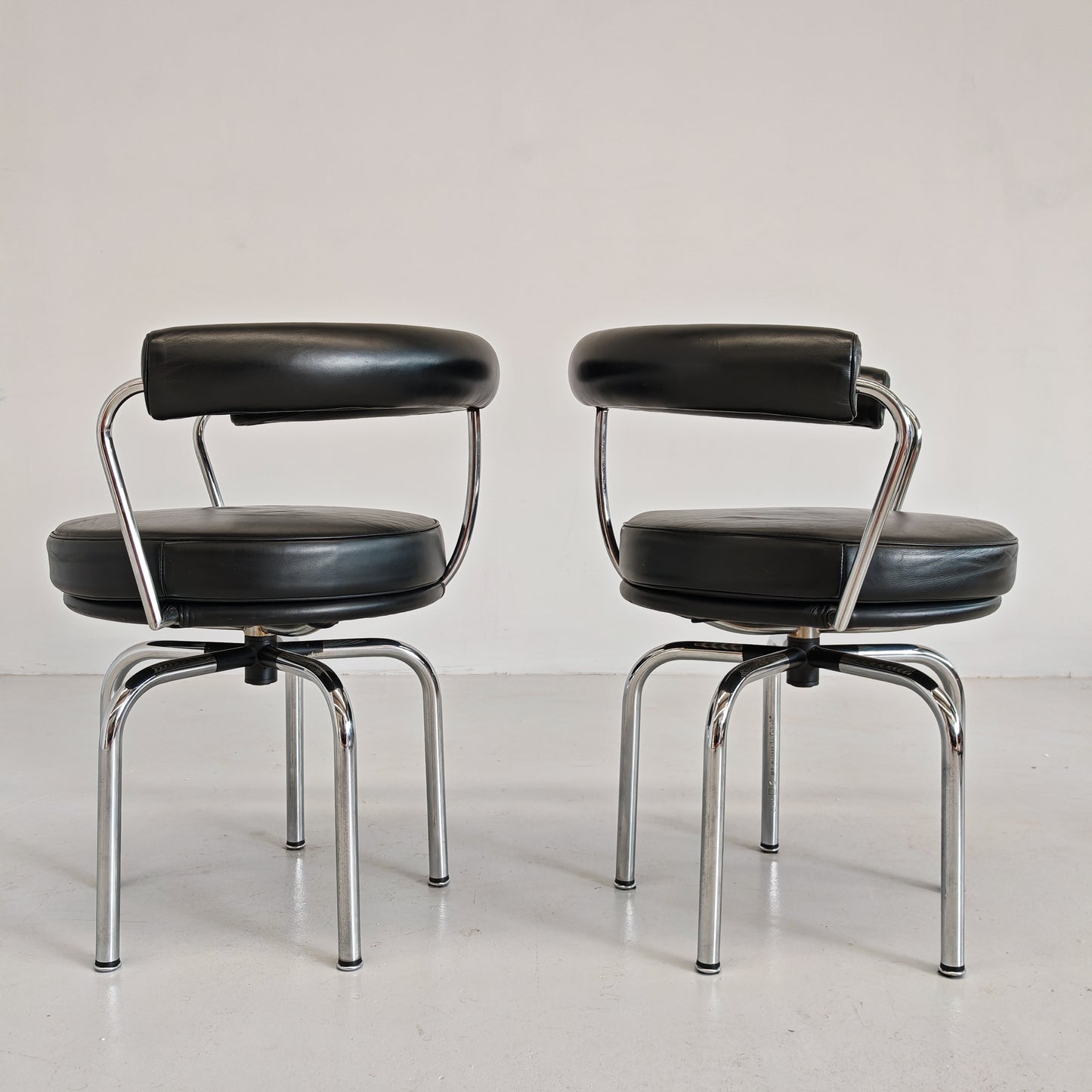 Coppia sedie poltroncine girevoli LC7  Charlotte Perriand per Cassina anni 70/80