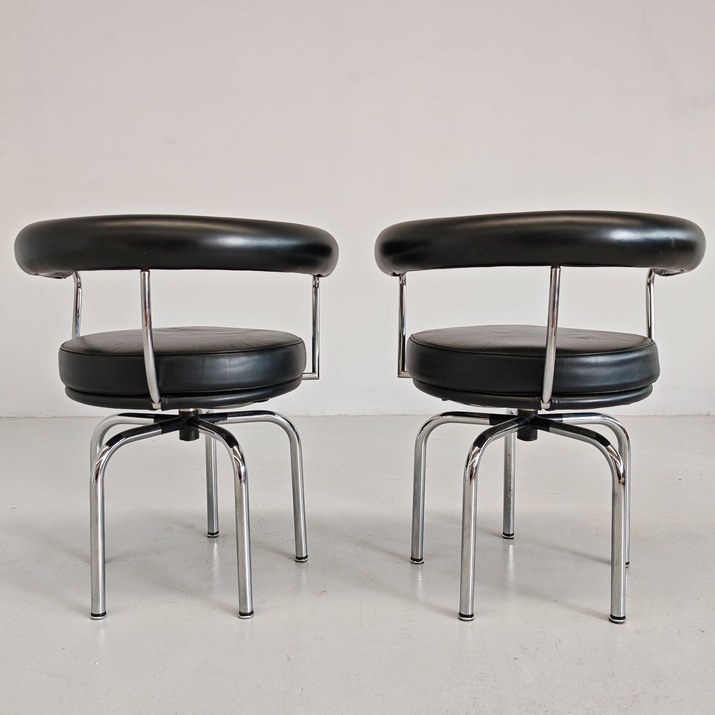 Coppia sedie poltroncine girevoli LC7  Charlotte Perriand per Cassina anni 70/80