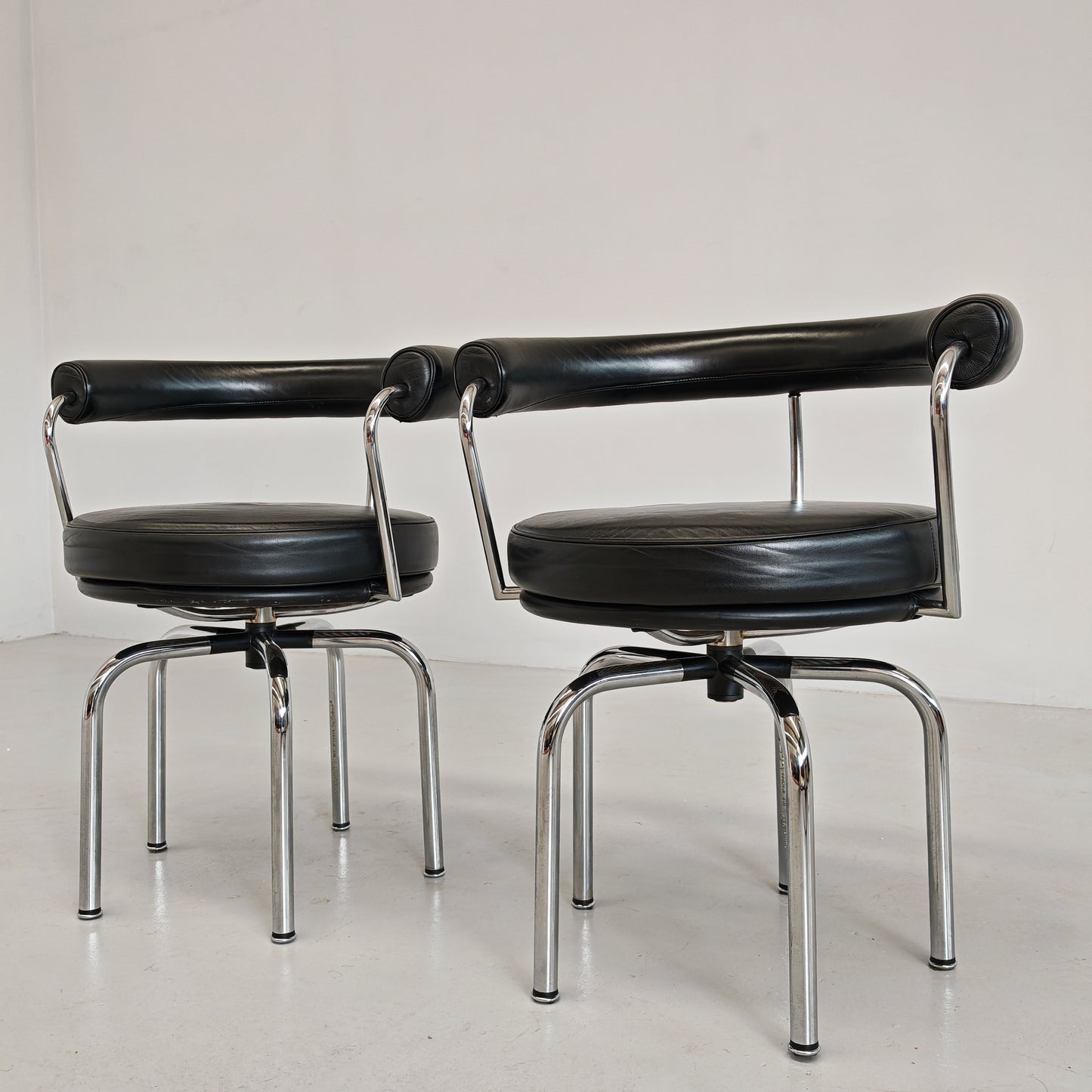 Coppia sedie poltroncine girevoli LC7  Charlotte Perriand per Cassina anni 70/80