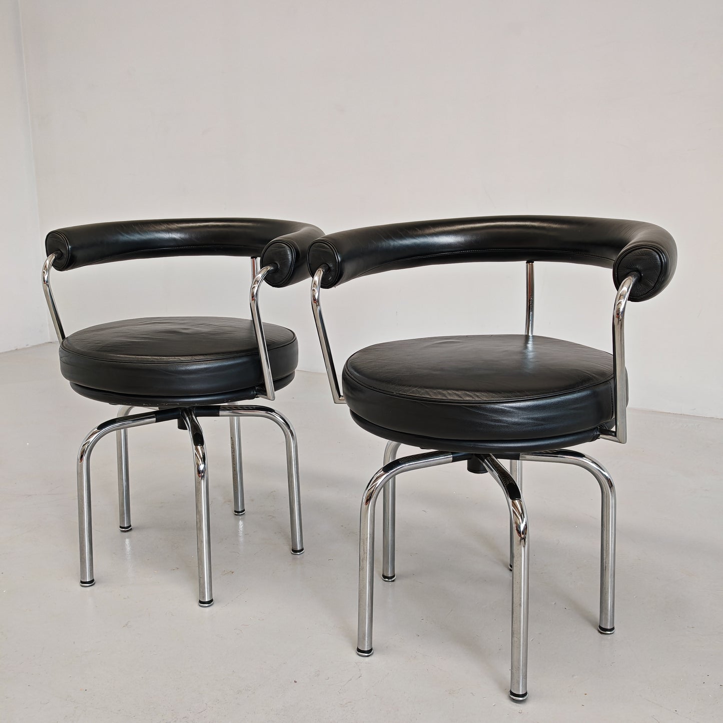 Coppia sedie poltroncine girevoli LC7  Charlotte Perriand per Cassina anni 70/80
