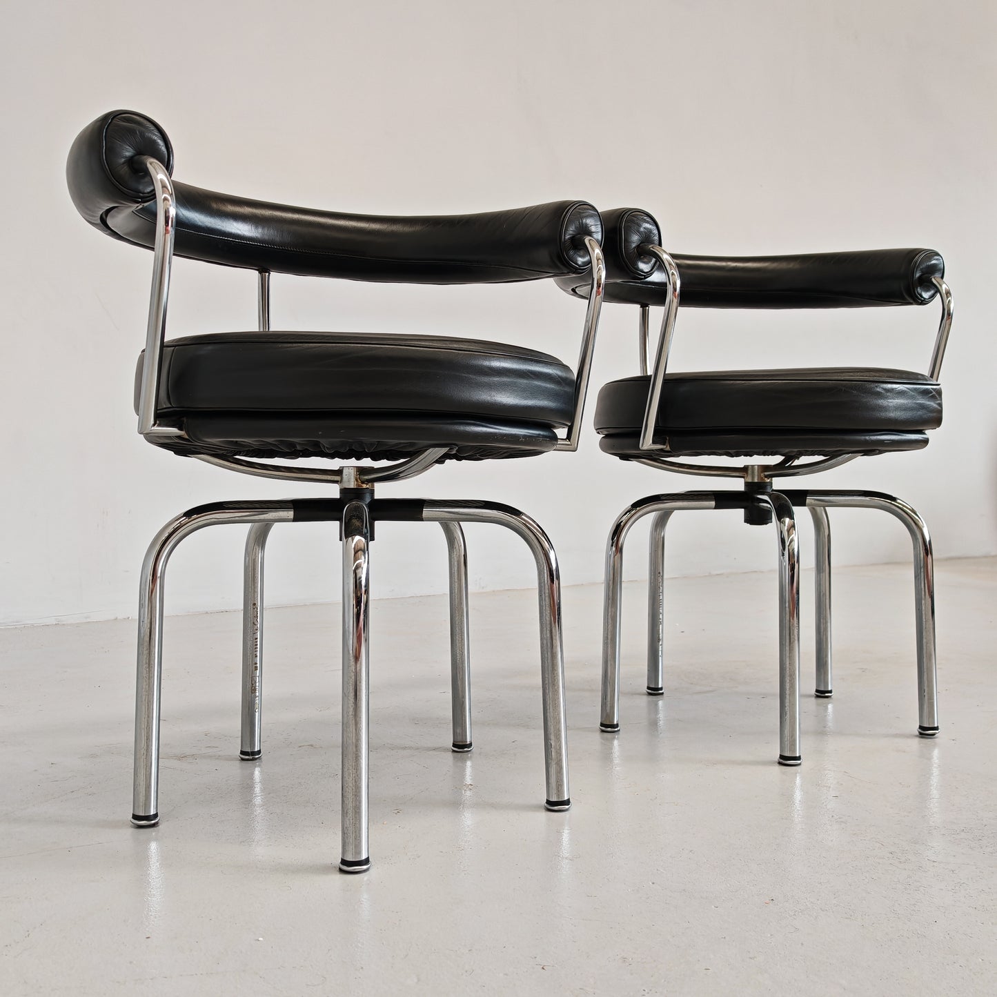 Coppia sedie poltroncine girevoli LC7  Charlotte Perriand per Cassina anni 70/80