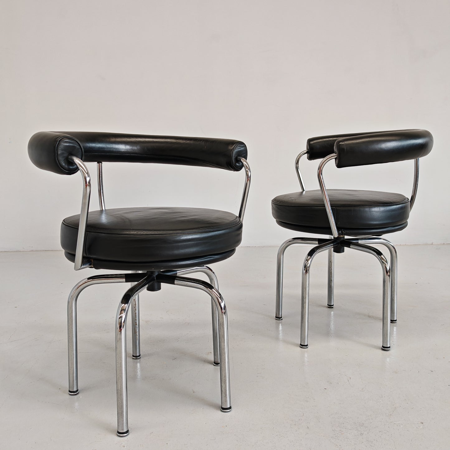Coppia sedie poltroncine girevoli LC7  Charlotte Perriand per Cassina anni 70/80